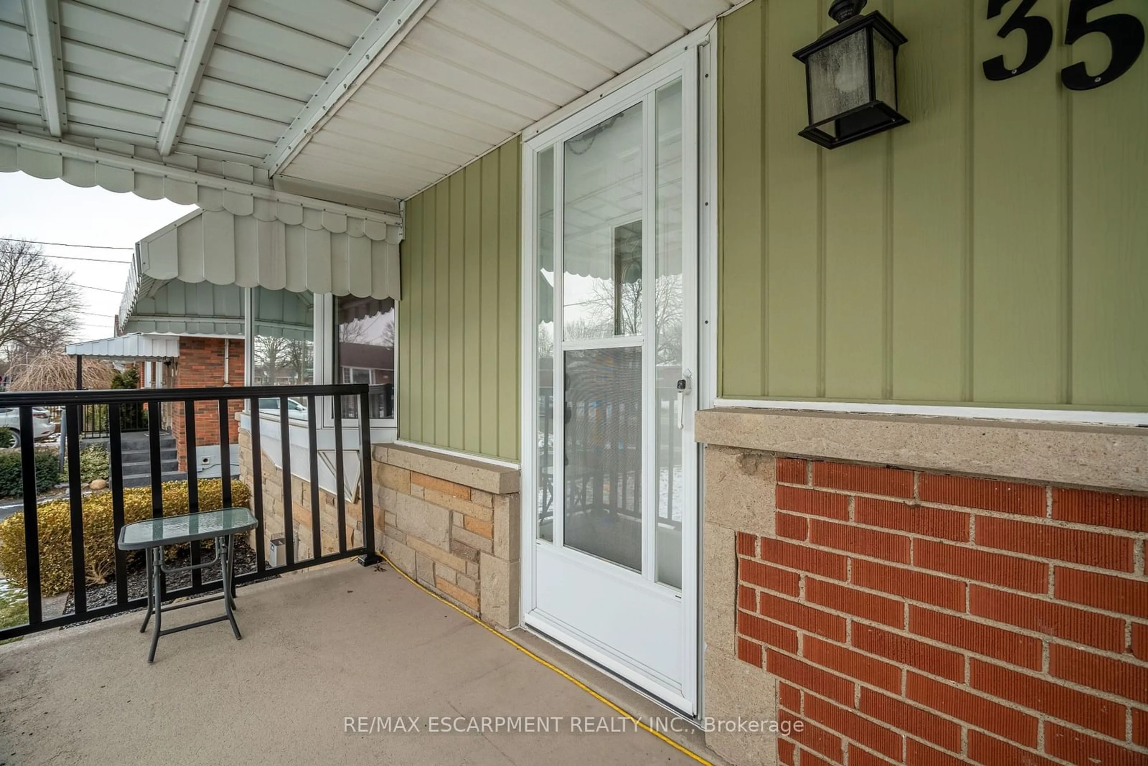 Patio, street for 35 Wildewood Ave, Hamilton Ontario L8T 1X4