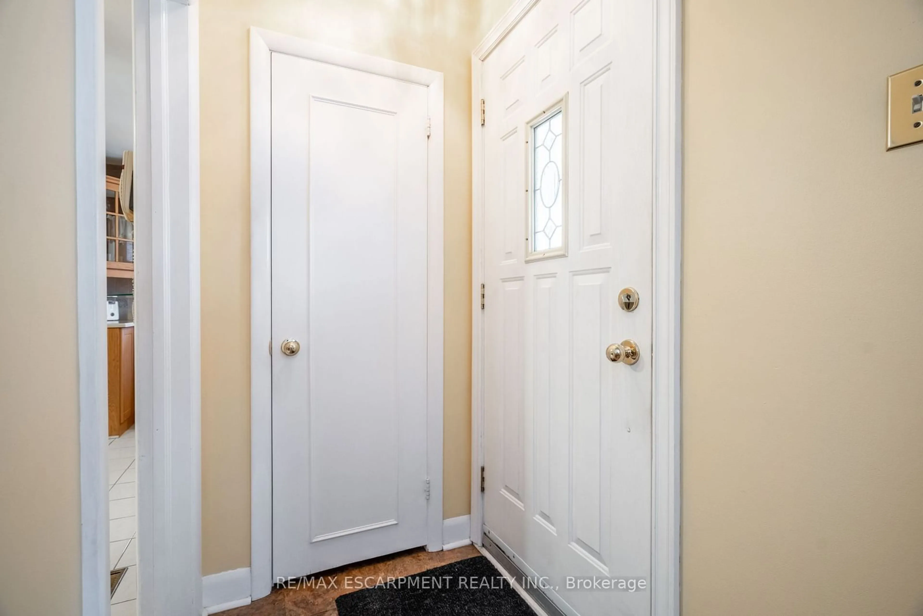 Indoor entryway for 35 Wildewood Ave, Hamilton Ontario L8T 1X4