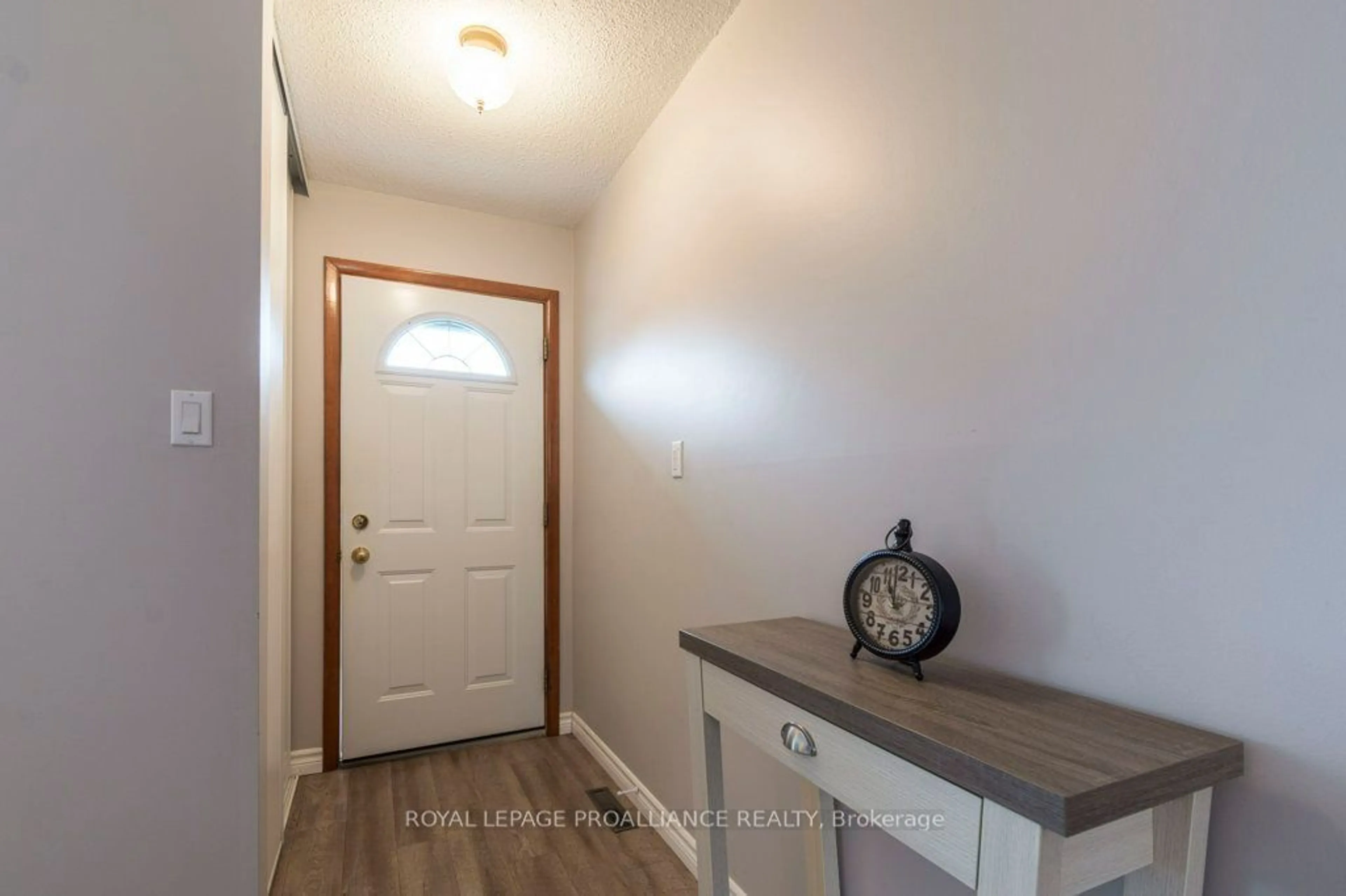 Indoor entryway for 262 BARRETT Blvd, Greater Napanee Ontario K7R 1G7