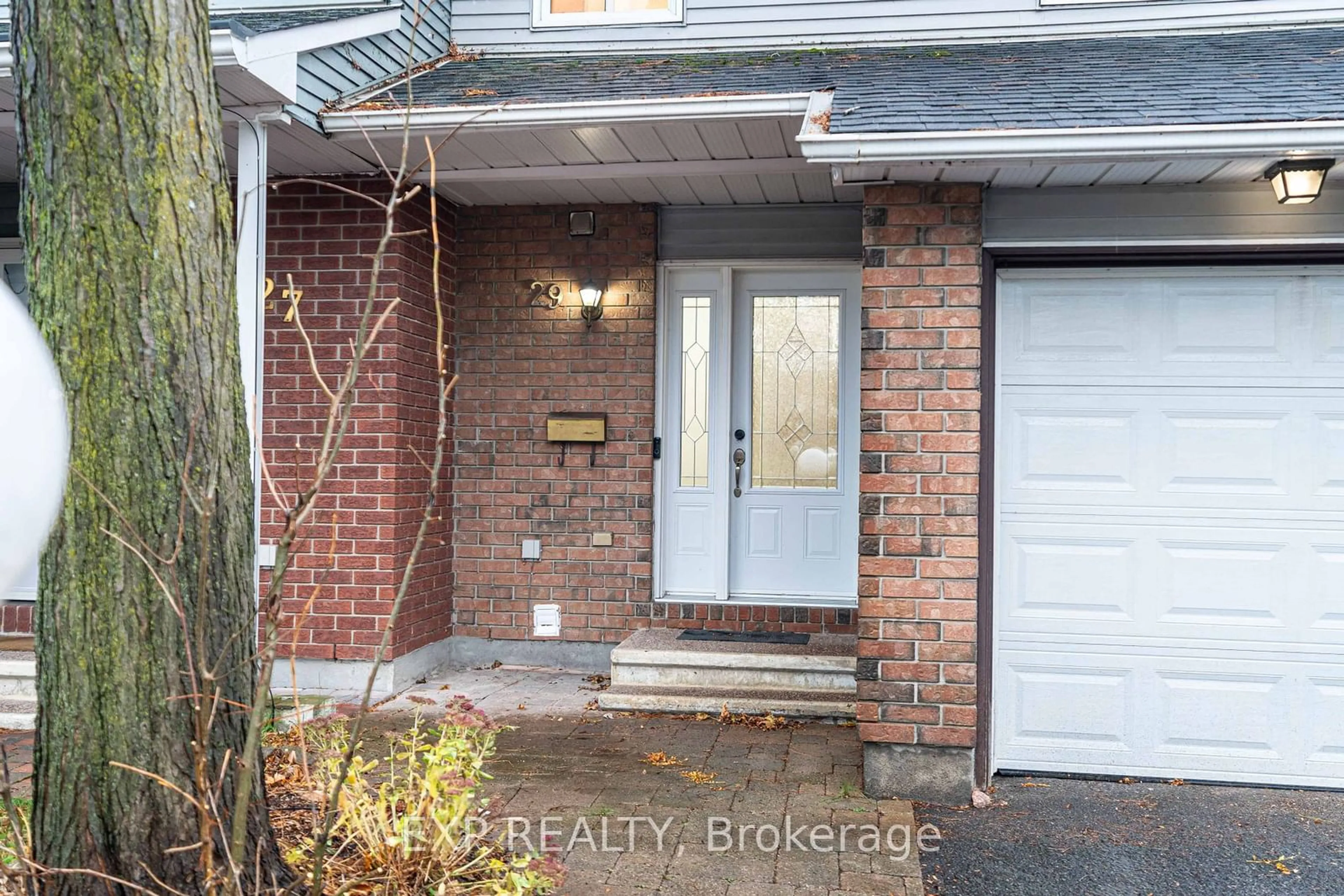 Indoor entryway for 29 Bourne St, Barrhaven Ontario K2J 3H6