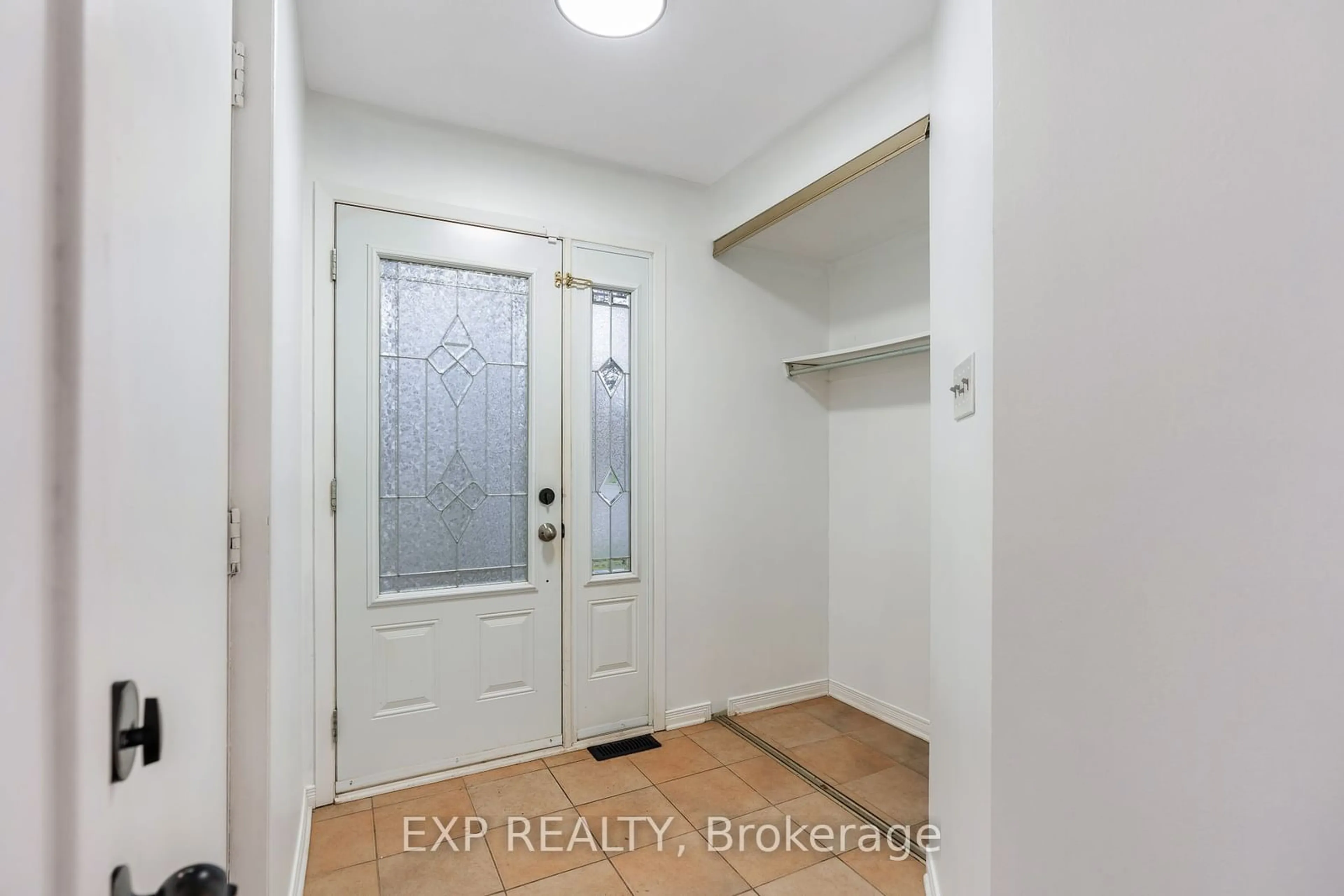 Indoor entryway for 29 Bourne St, Barrhaven Ontario K2J 3H6