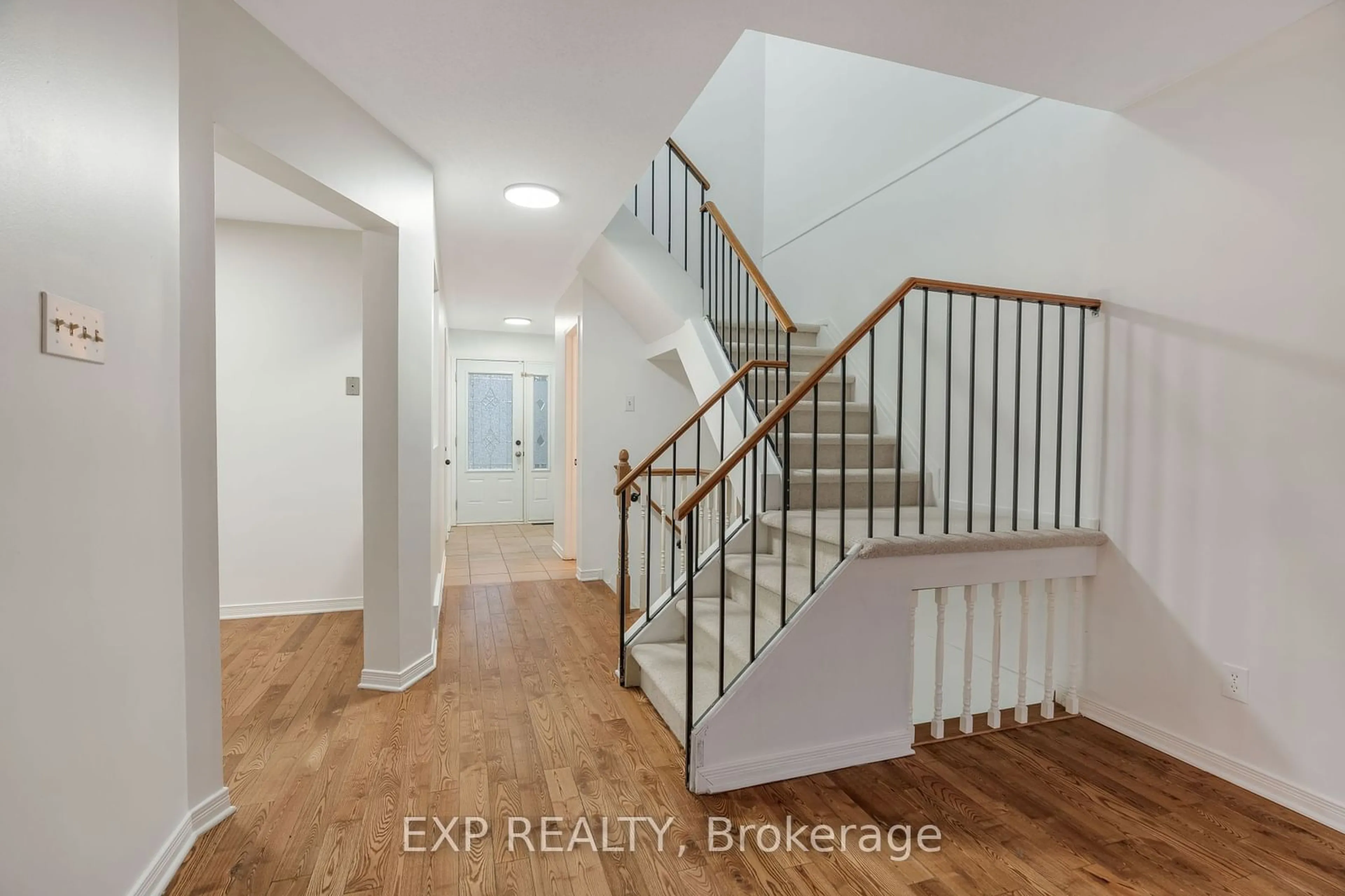 Indoor entryway for 29 Bourne St, Barrhaven Ontario K2J 3H6