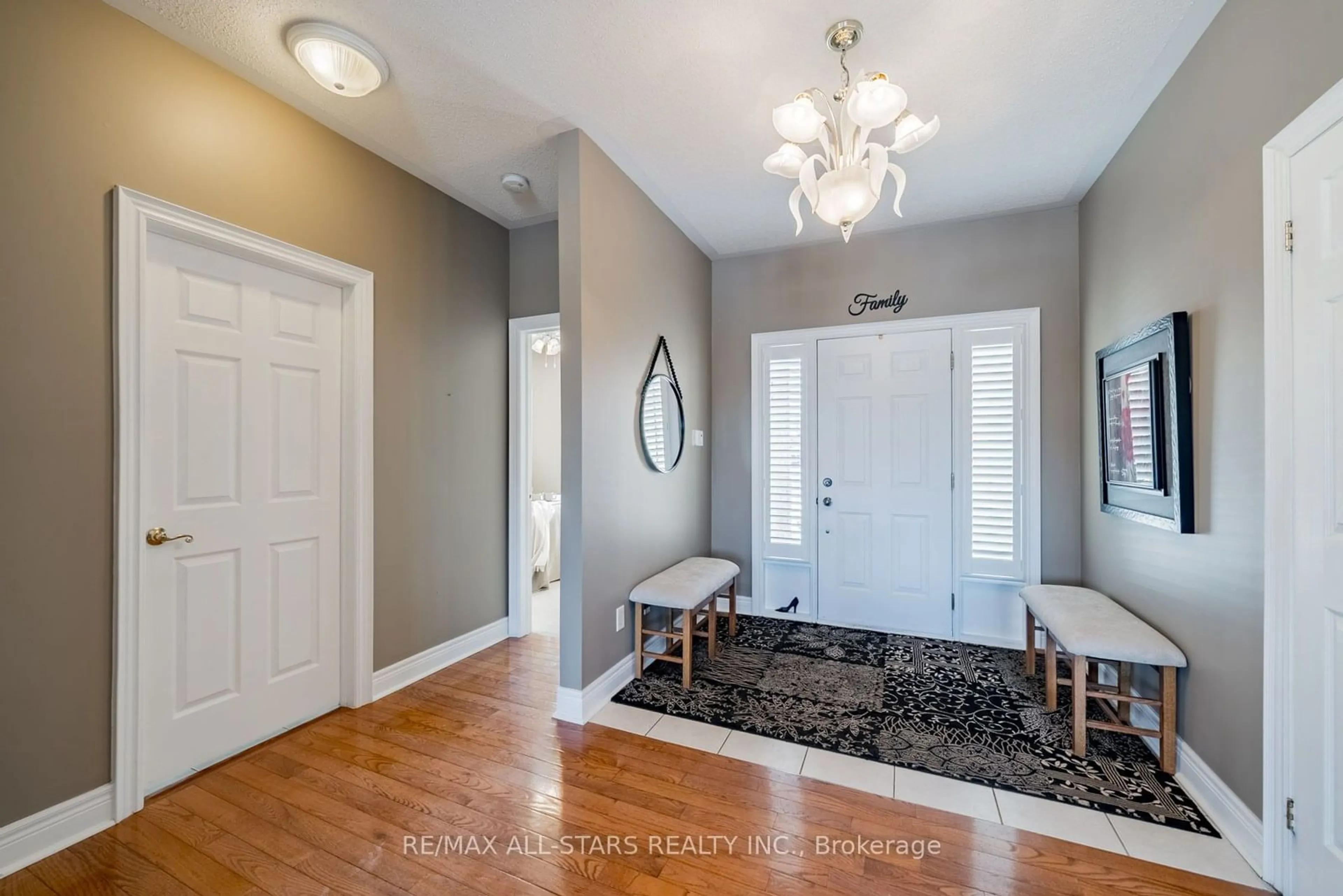 Indoor entryway for 22 Crescent Moon Lane, Kawartha Lakes Ontario L0C 1G0