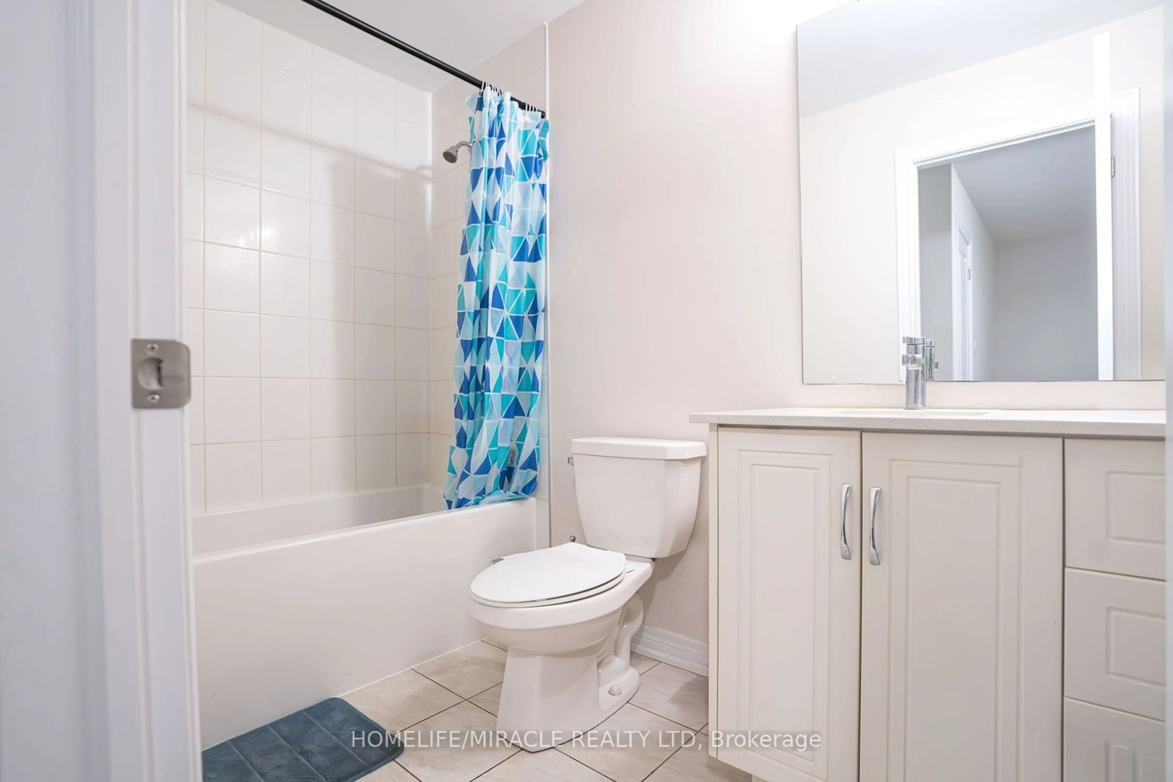 Standard bathroom, unknown for 100 Hollywood Crt #45, Cambridge Ontario N1R 0C5