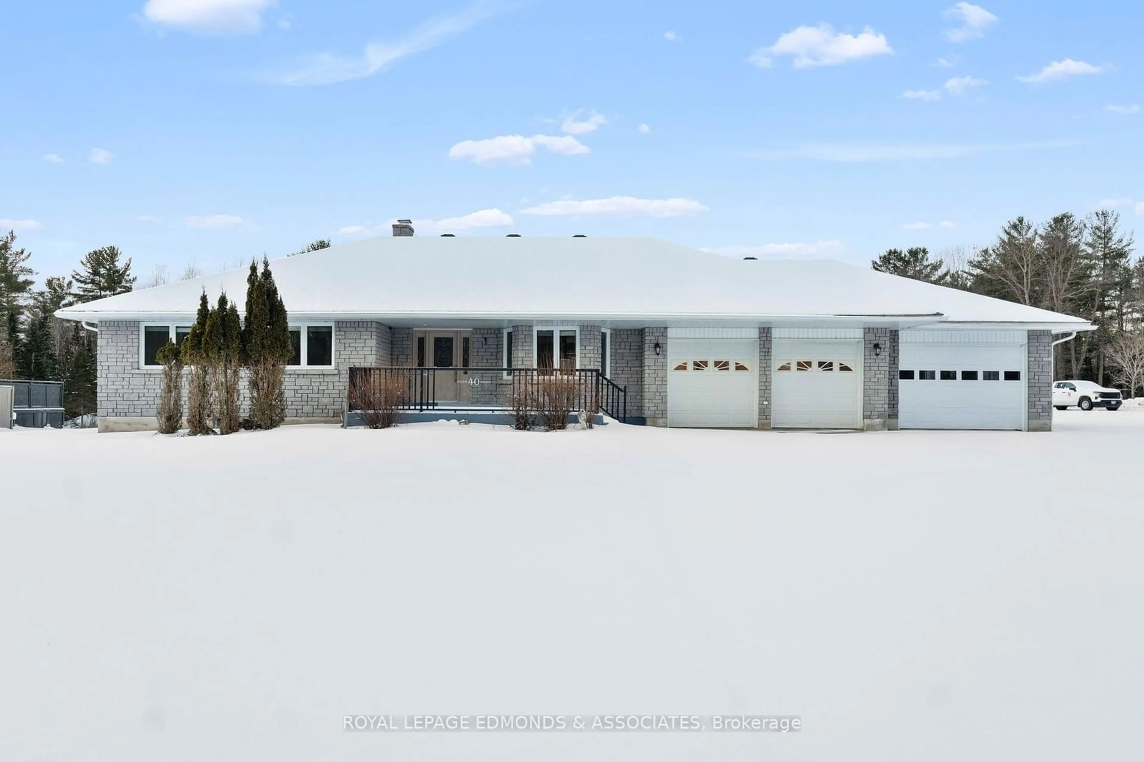 Indoor garage for 40 Blue Danube Way, Laurentian Valley Ontario K8A 6W2