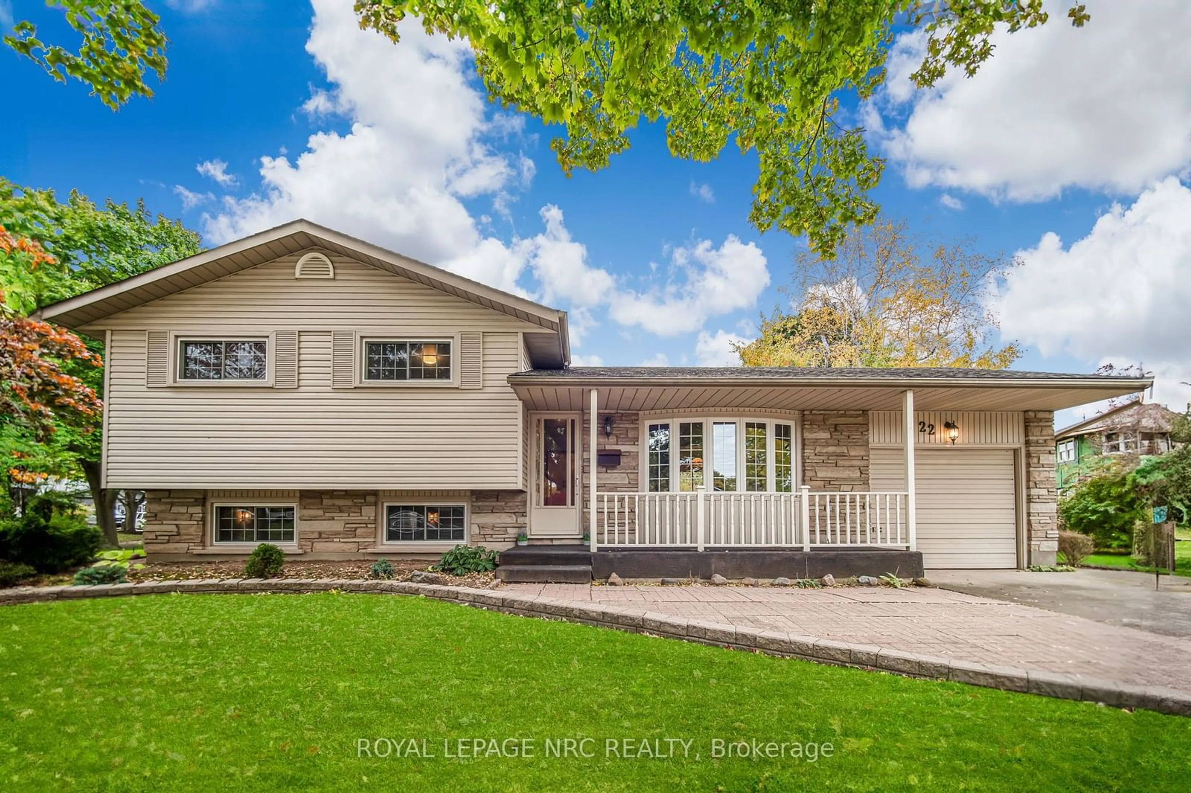 Home with vinyl exterior material, street for 22 ROSEMOUNT Ave, St. Catharines Ontario L2M 1Z6