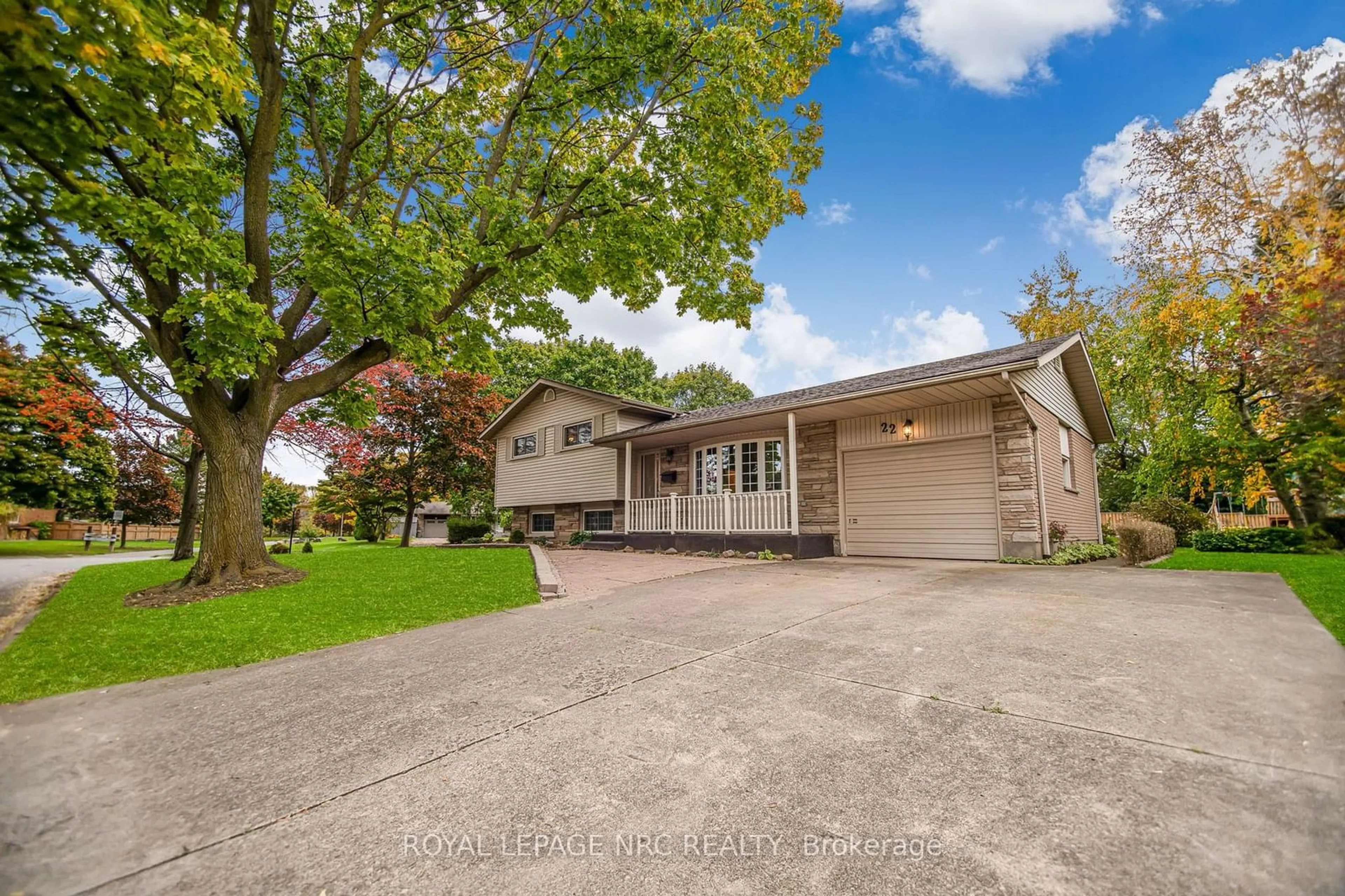 A pic from outside/outdoor area/front of a property/back of a property/a pic from drone, street for 22 ROSEMOUNT Ave, St. Catharines Ontario L2M 1Z6