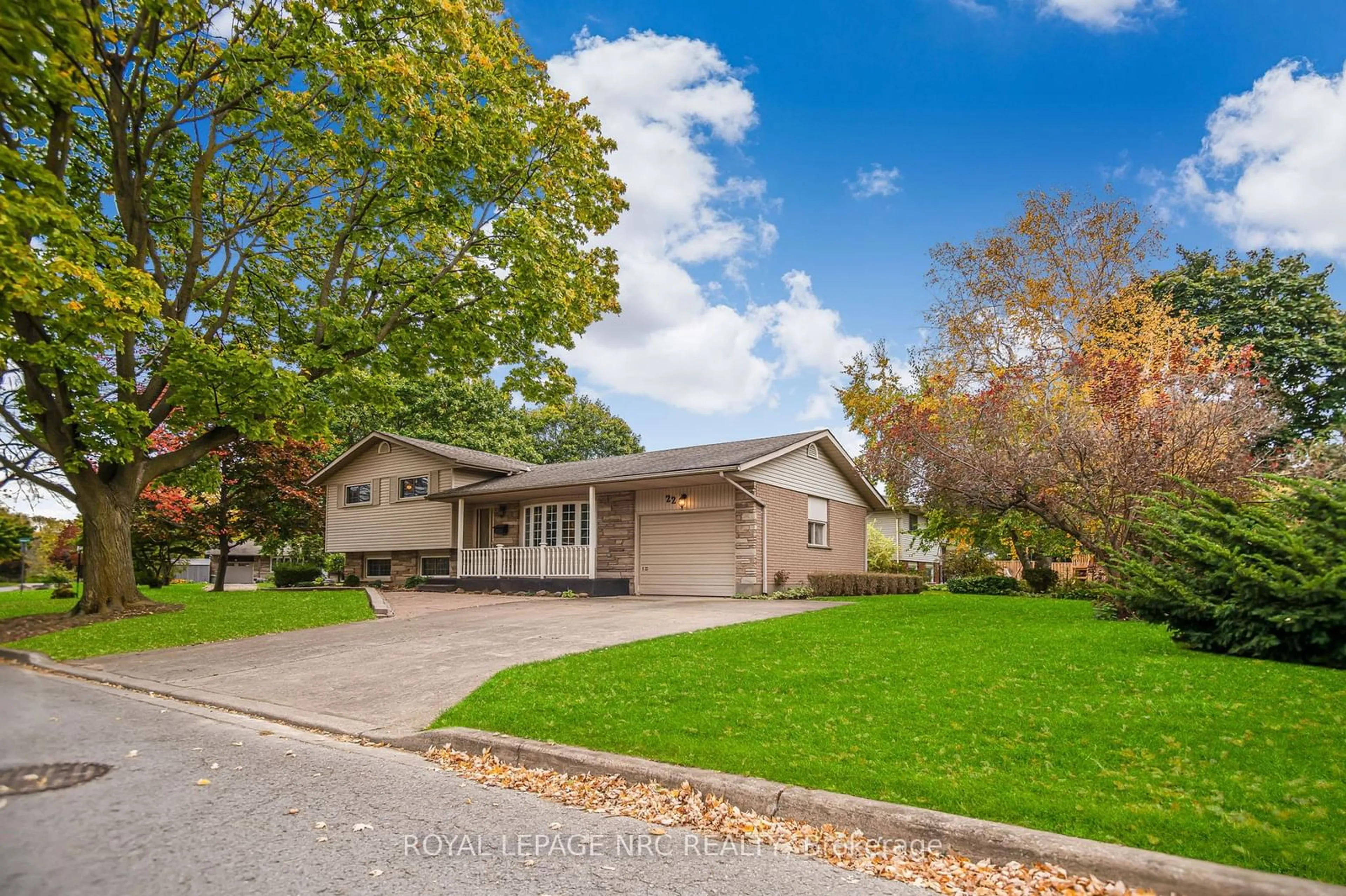 Home with vinyl exterior material, street for 22 ROSEMOUNT Ave, St. Catharines Ontario L2M 1Z6