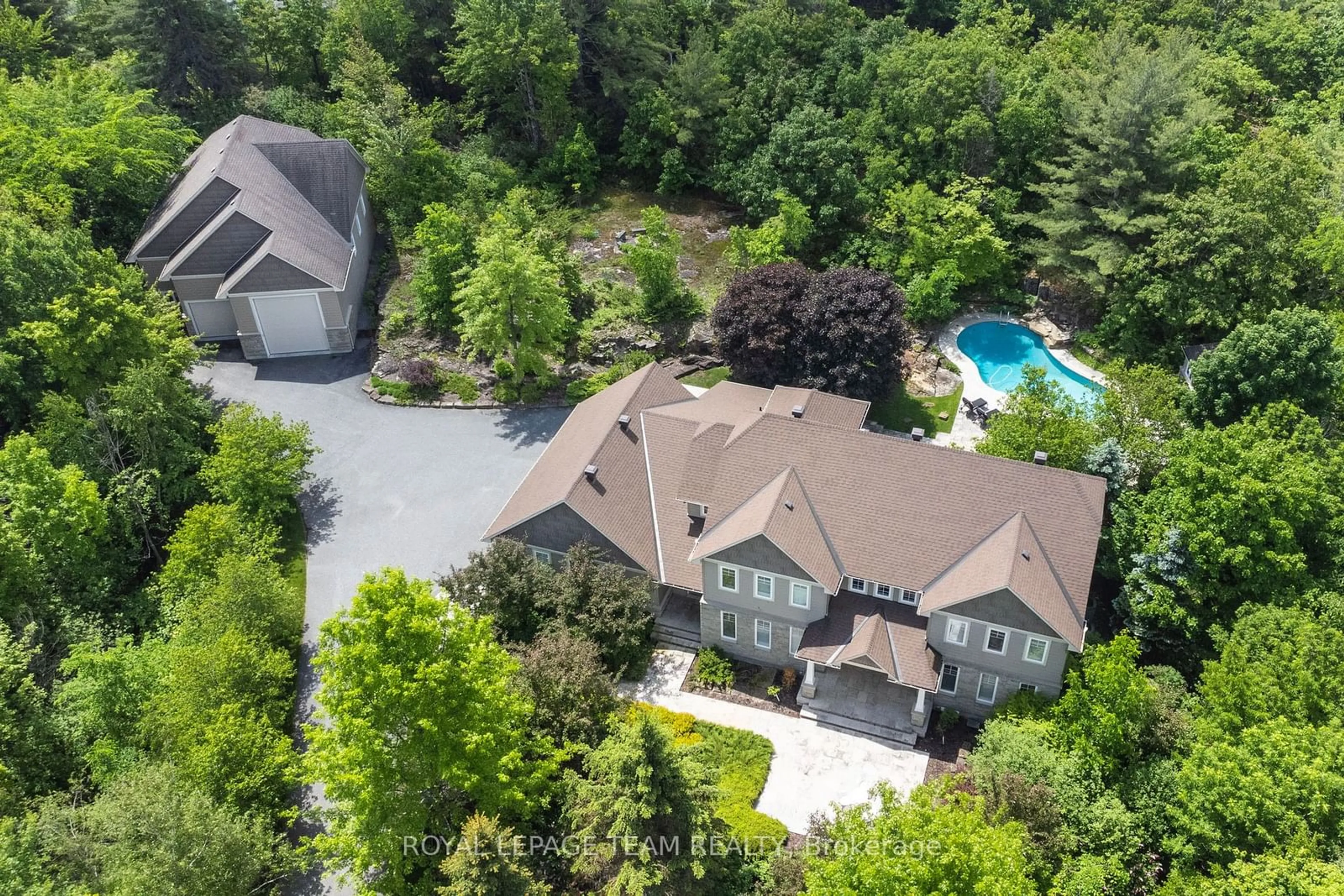 A pic from outside/outdoor area/front of a property/back of a property/a pic from drone, unknown for 284 Ridgeside Farm Dr, Kanata Ontario K2W 1H2