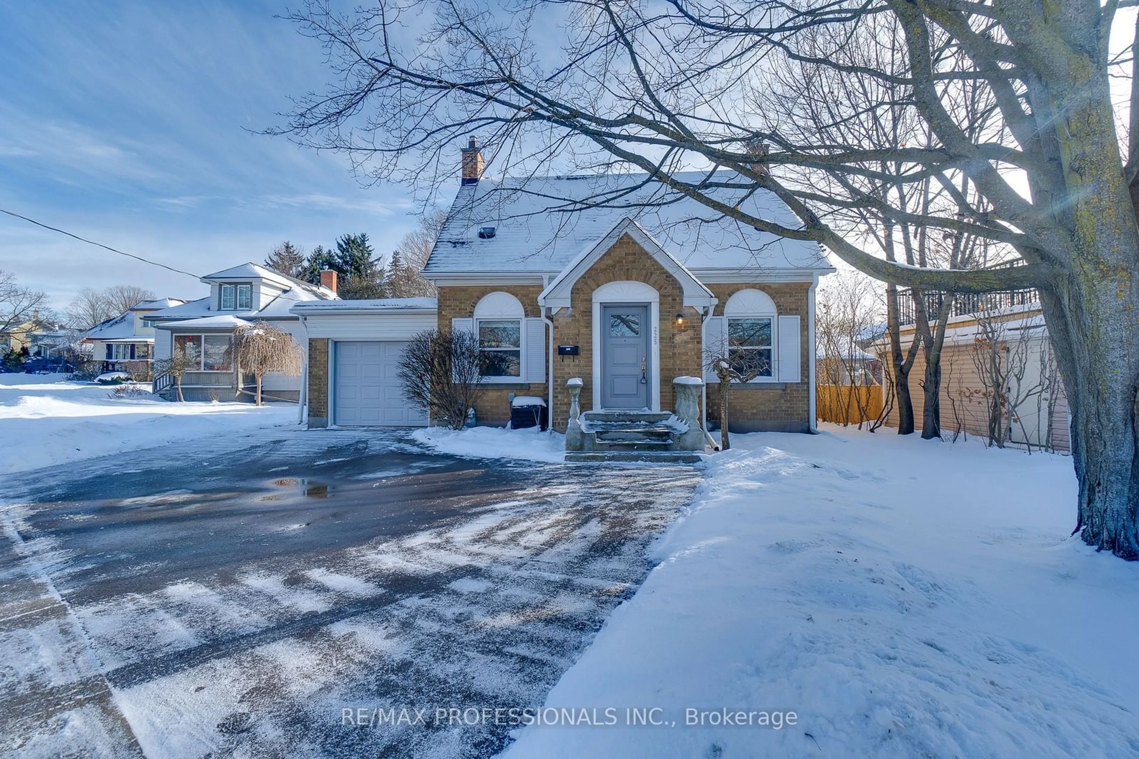 A pic from outside/outdoor area/front of a property/back of a property/a pic from drone, street for 225 Bridgeport Rd, Waterloo Ontario N2J 2K7