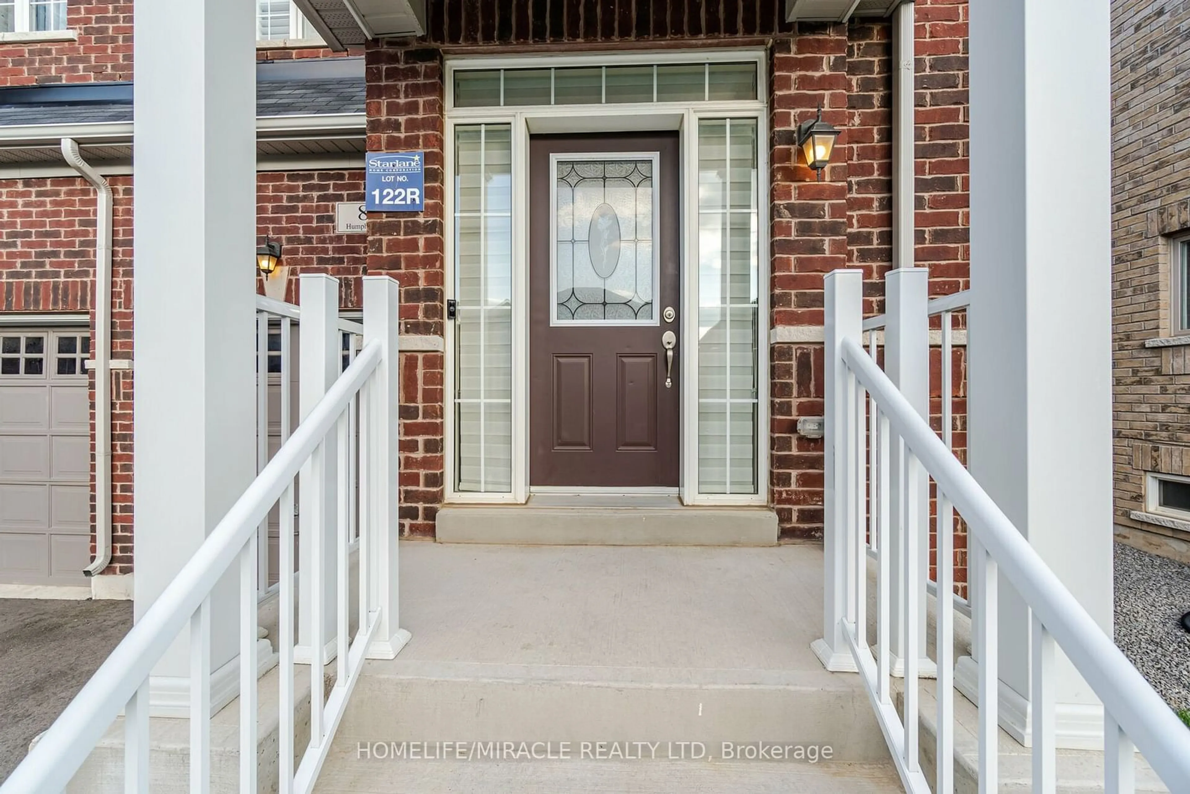 Indoor entryway for 88 Humphery St, Hamilton Ontario L6B 0T6