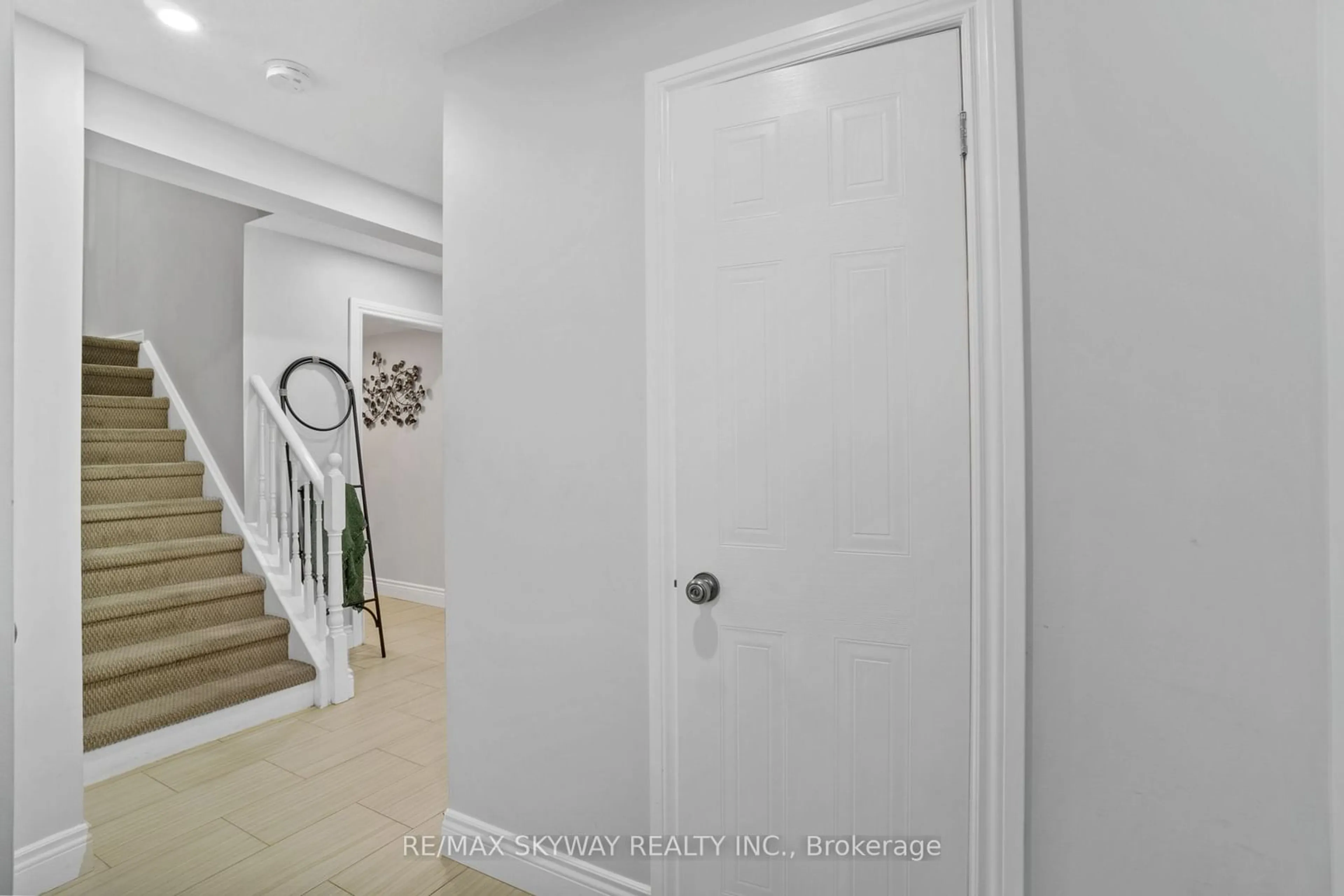 Indoor entryway for 15 Briarfield St, Kitchener Ontario N2A 4B6