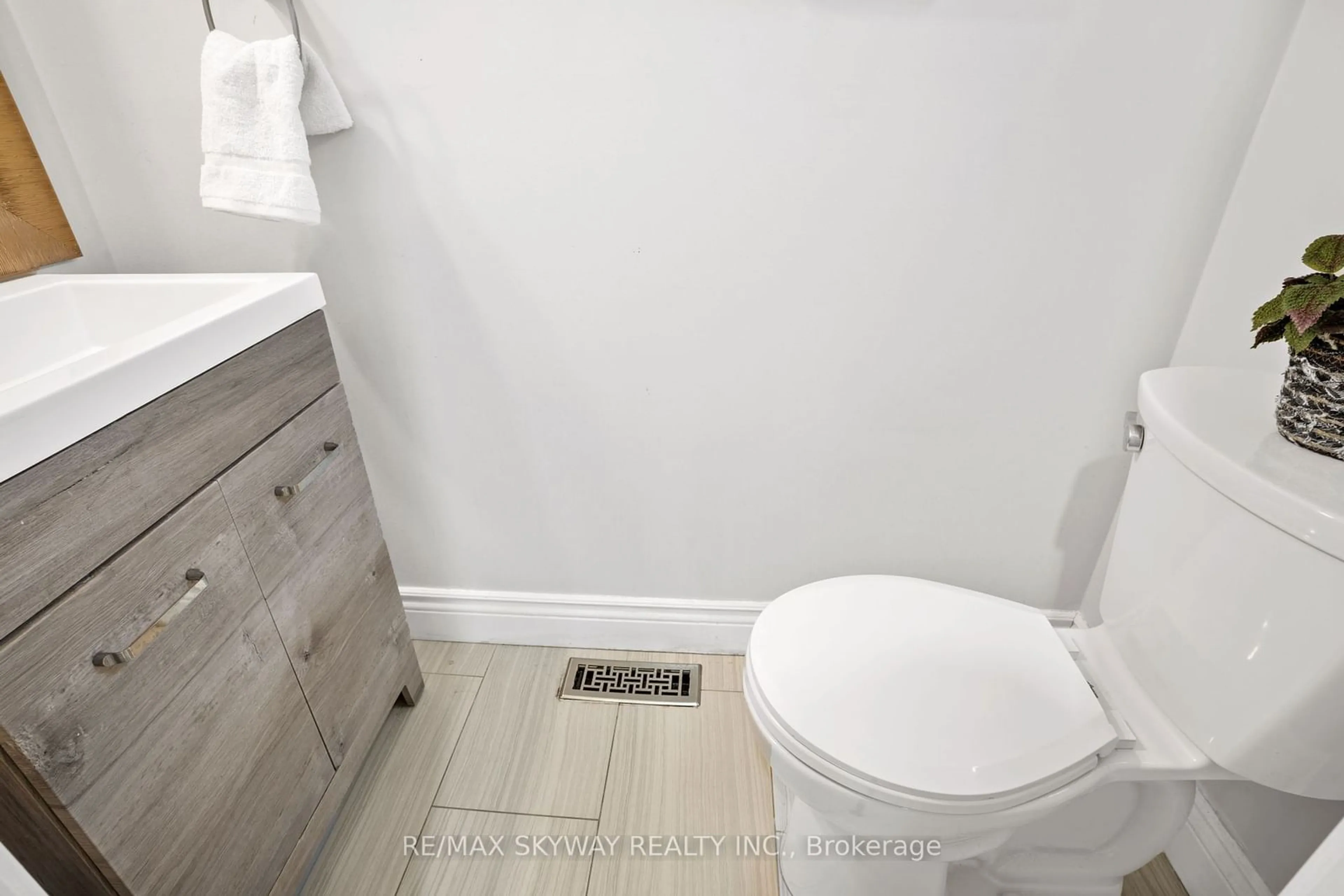 Standard bathroom, unknown for 15 Briarfield St, Kitchener Ontario N2A 4B6