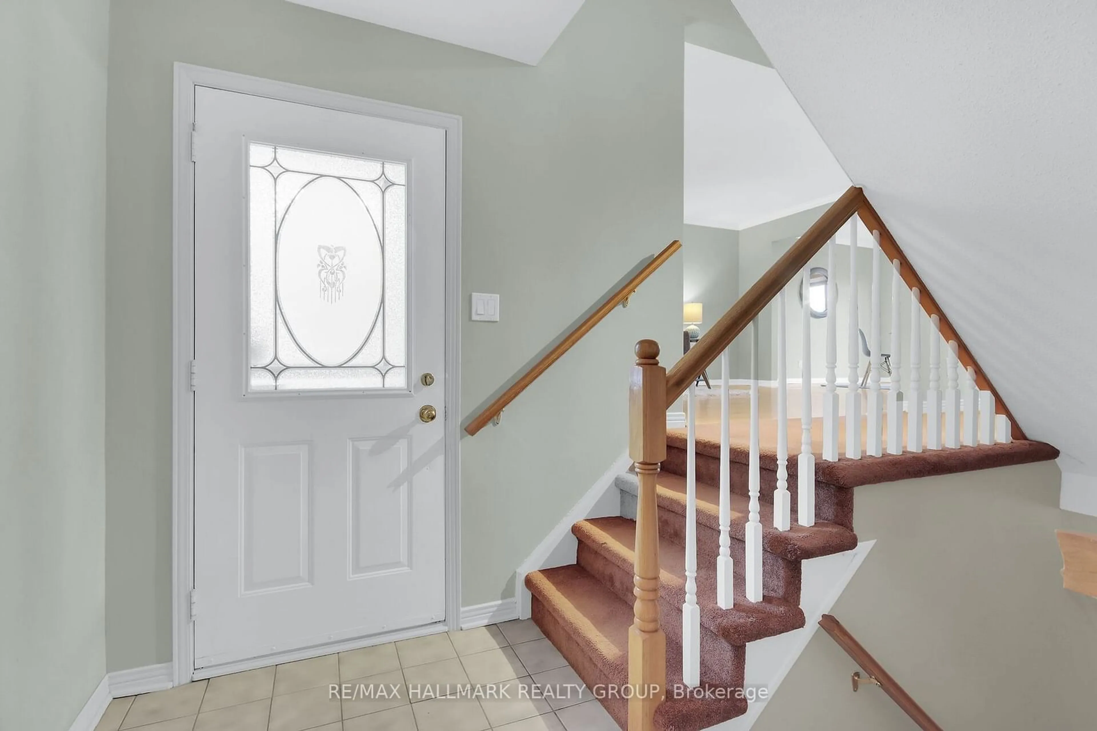 Indoor entryway for 32 Forestview Cres, Bells Corners and South to Fallowfield Ontario K2H 9P6