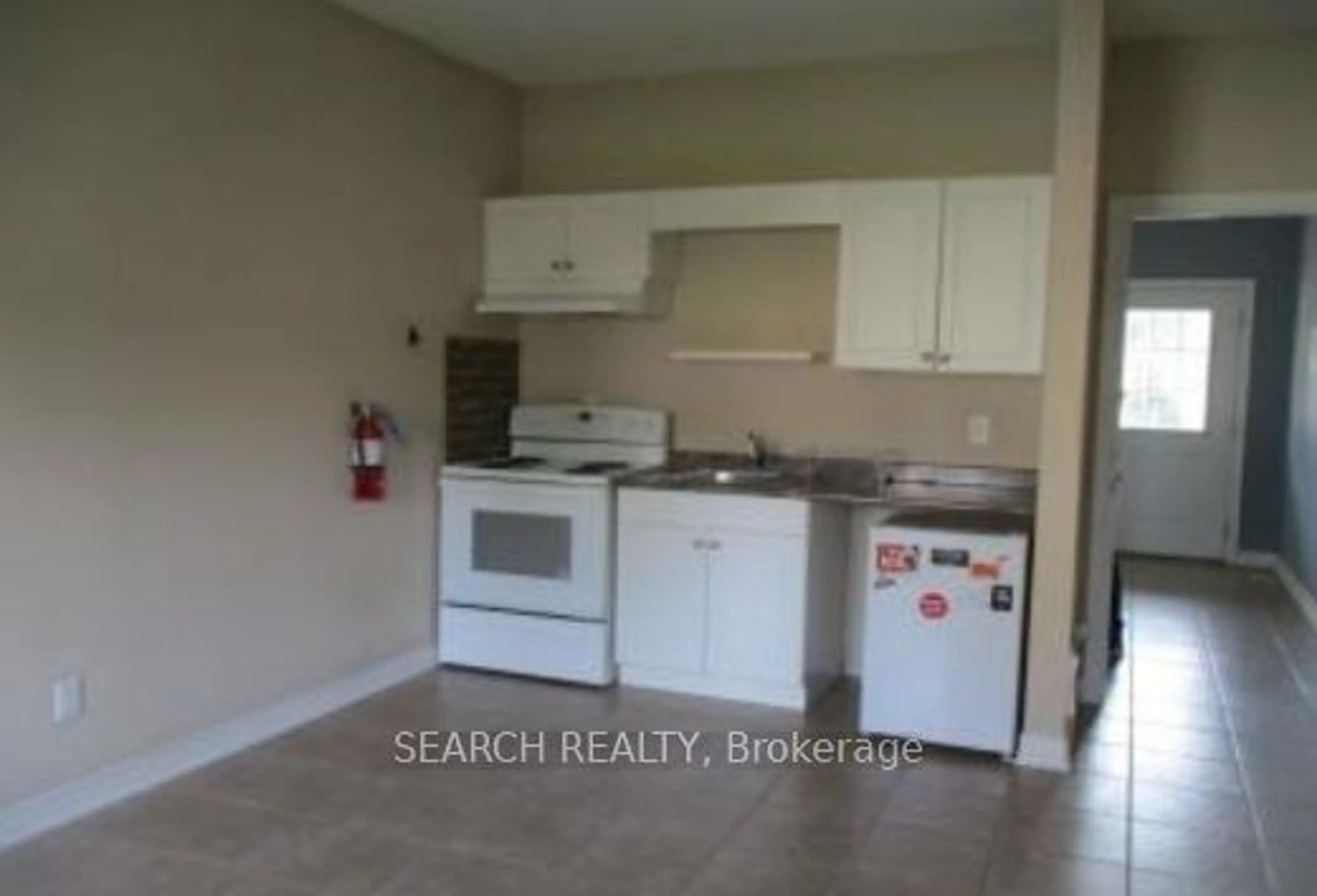 Standard kitchen, ceramic/tile floor for 9 Chestnut St, St. Catharines Ontario L2T 1G6