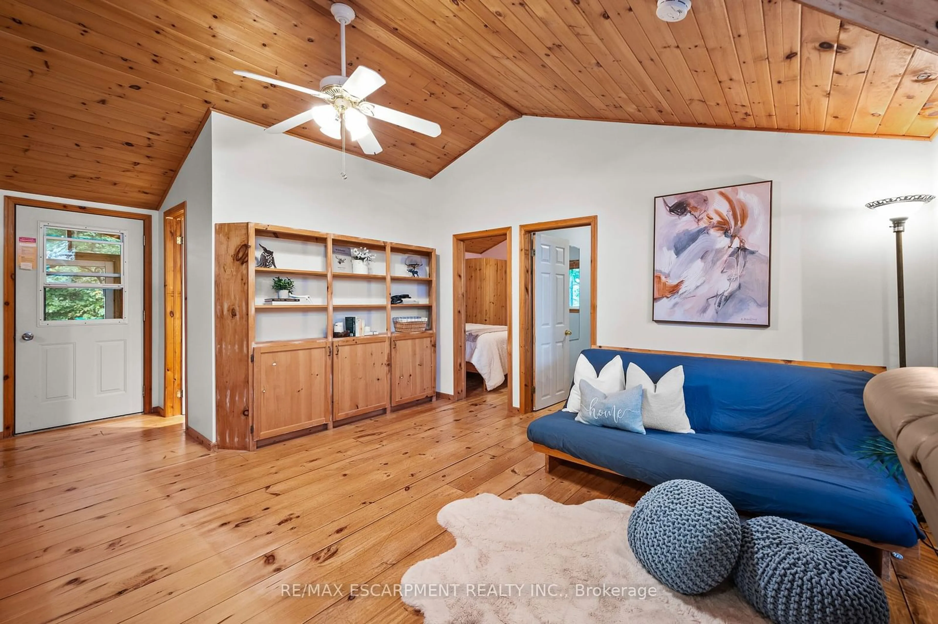 Living room with furniture, wood/laminate floor for 1076 Thanksgiving Rock Way, Gravenhurst Ontario L0K 2B0