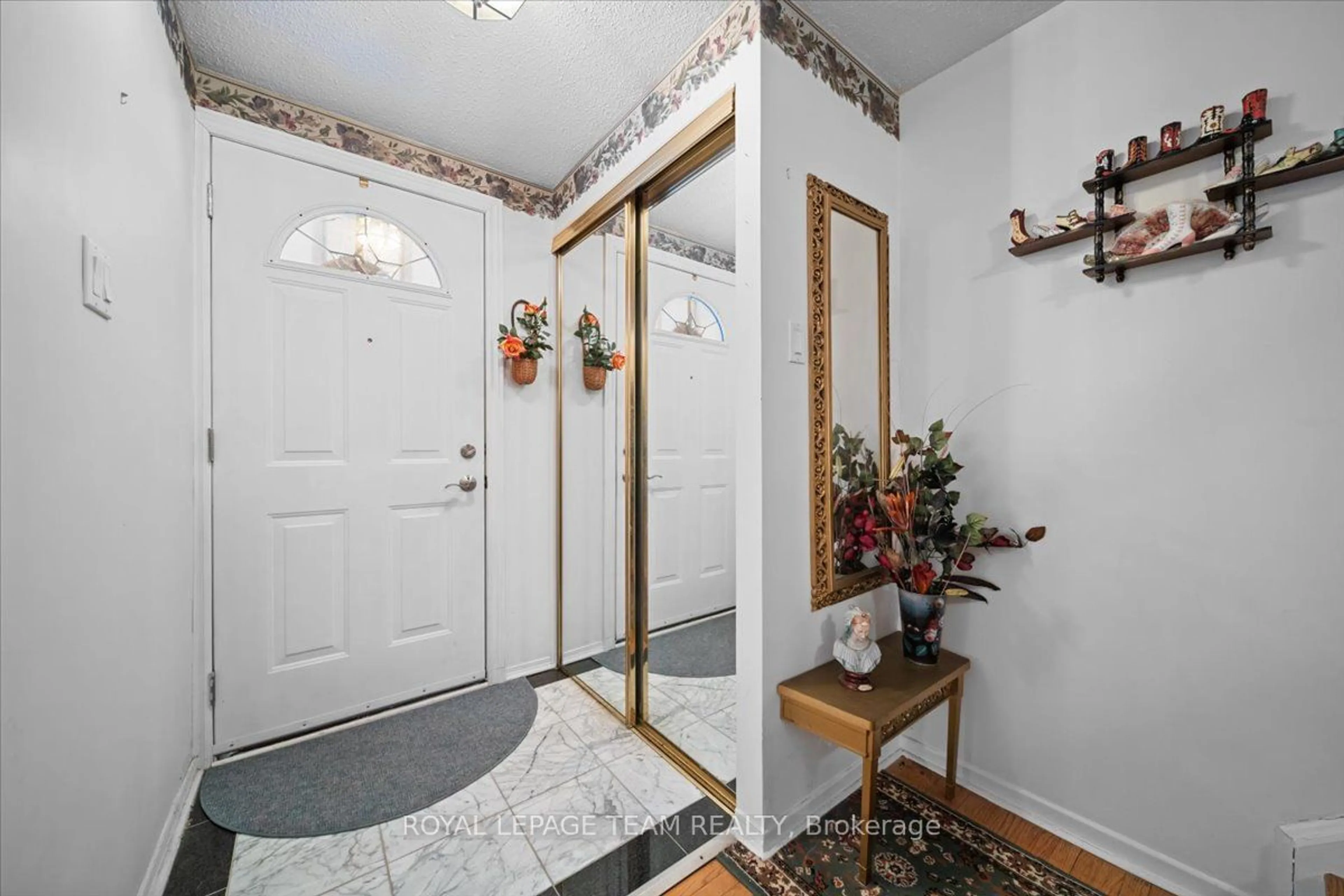 Indoor entryway for 1295 Ledbury Ave #40, Hunt Club - South Keys and Area Ontario K1V 6W6