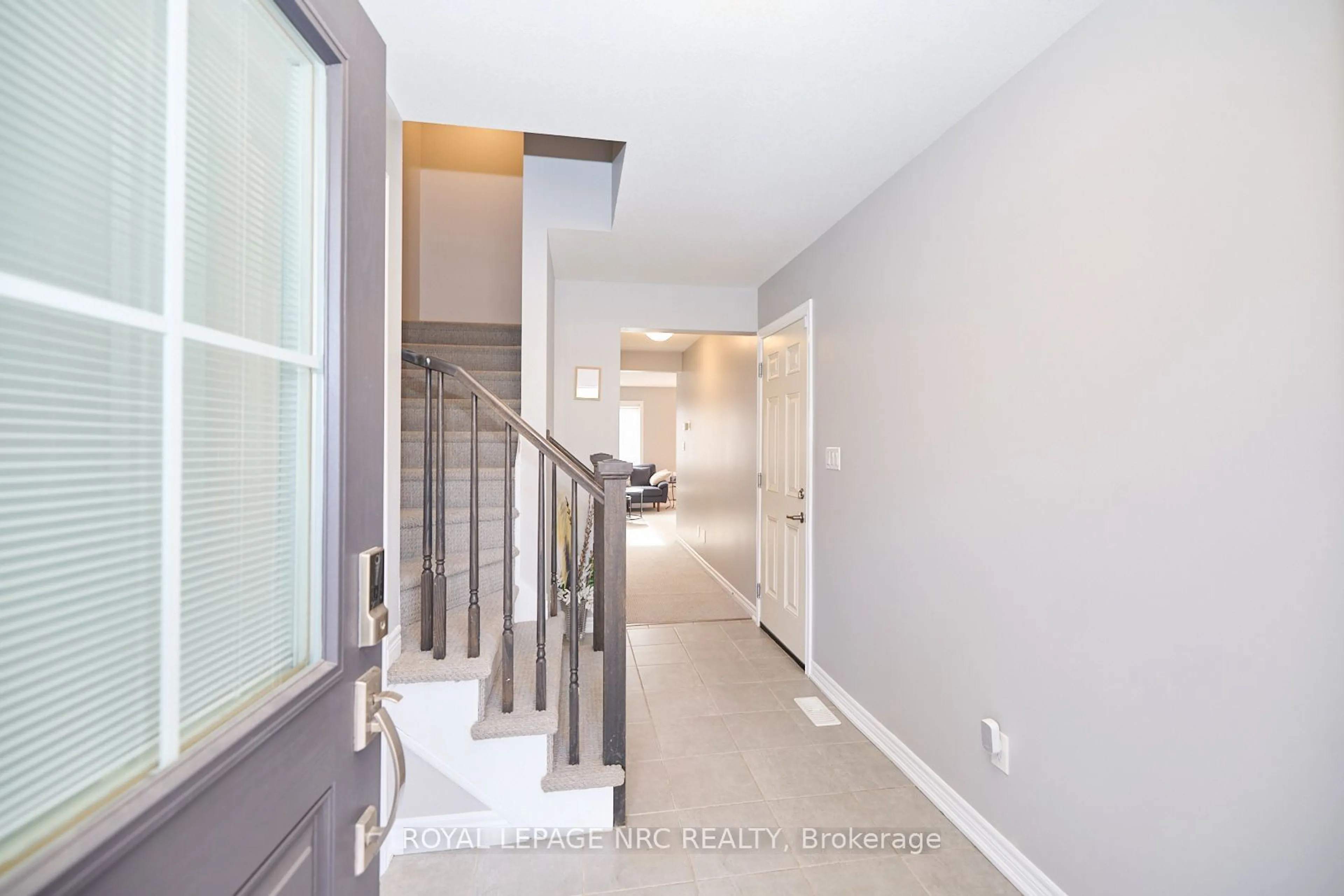 Indoor foyer for 21 Haney Dr, Thorold Ontario L2V 0G5