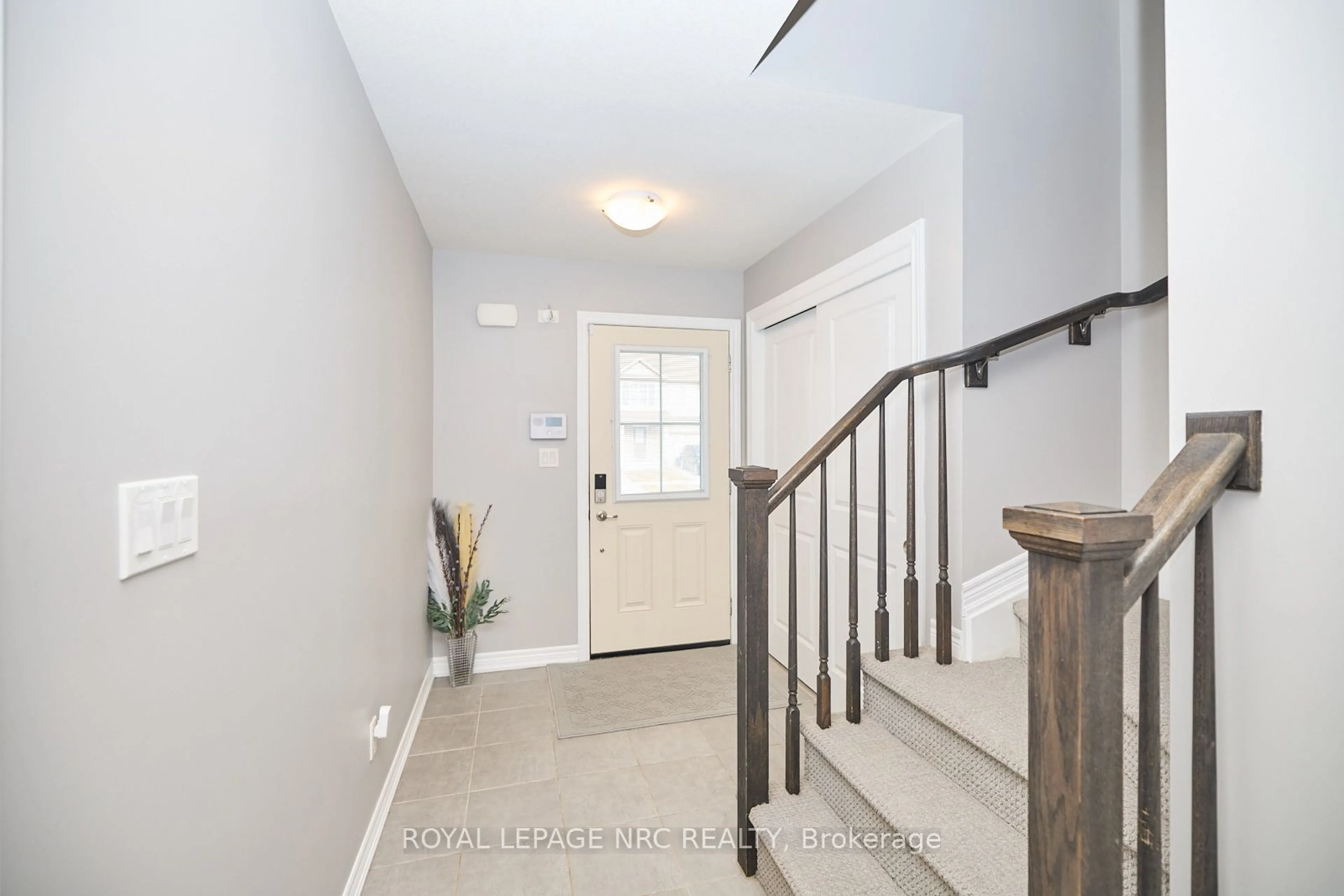 Indoor entryway for 21 Haney Dr, Thorold Ontario L2V 0G5