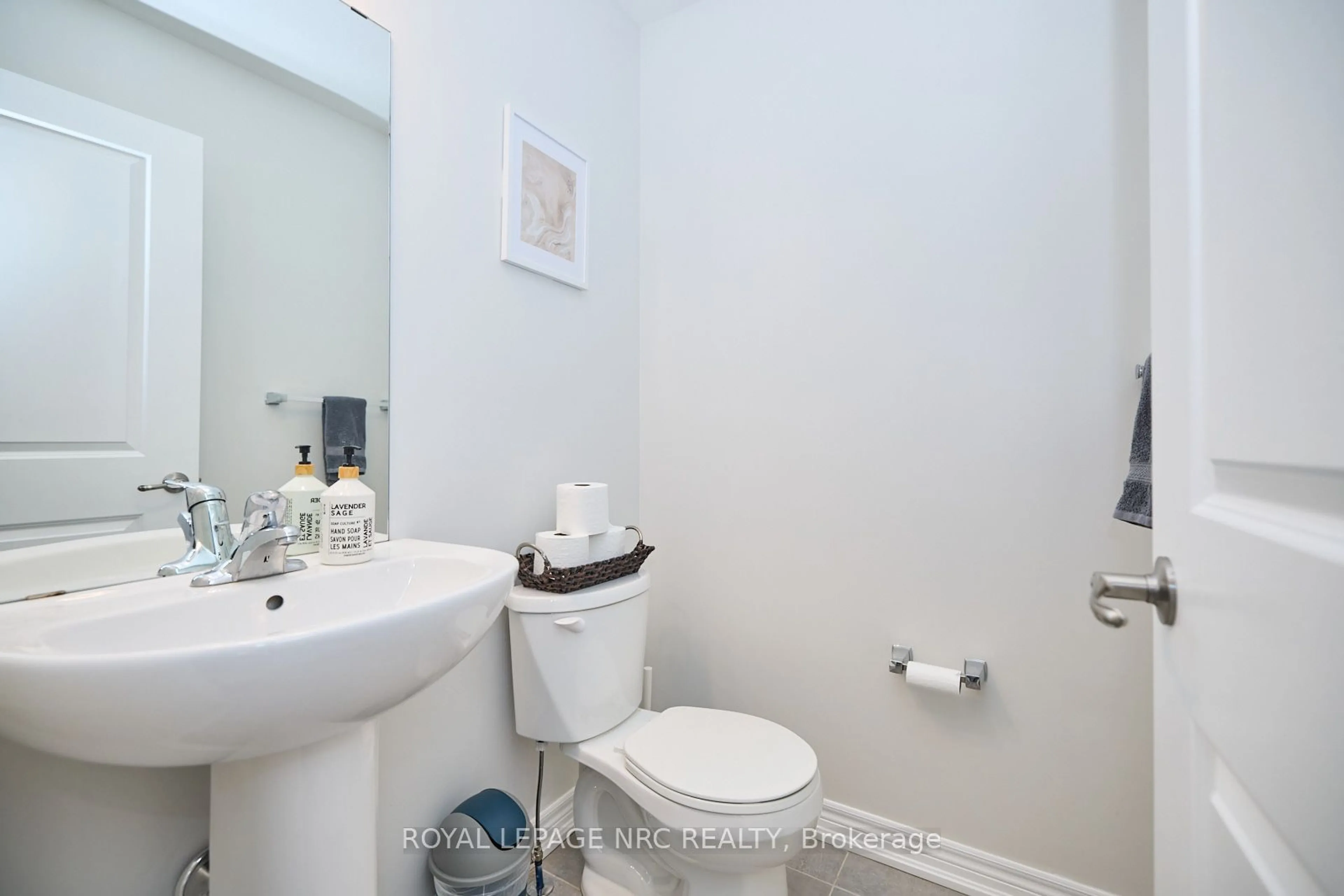 Standard bathroom, unknown for 21 Haney Dr, Thorold Ontario L2V 0G5