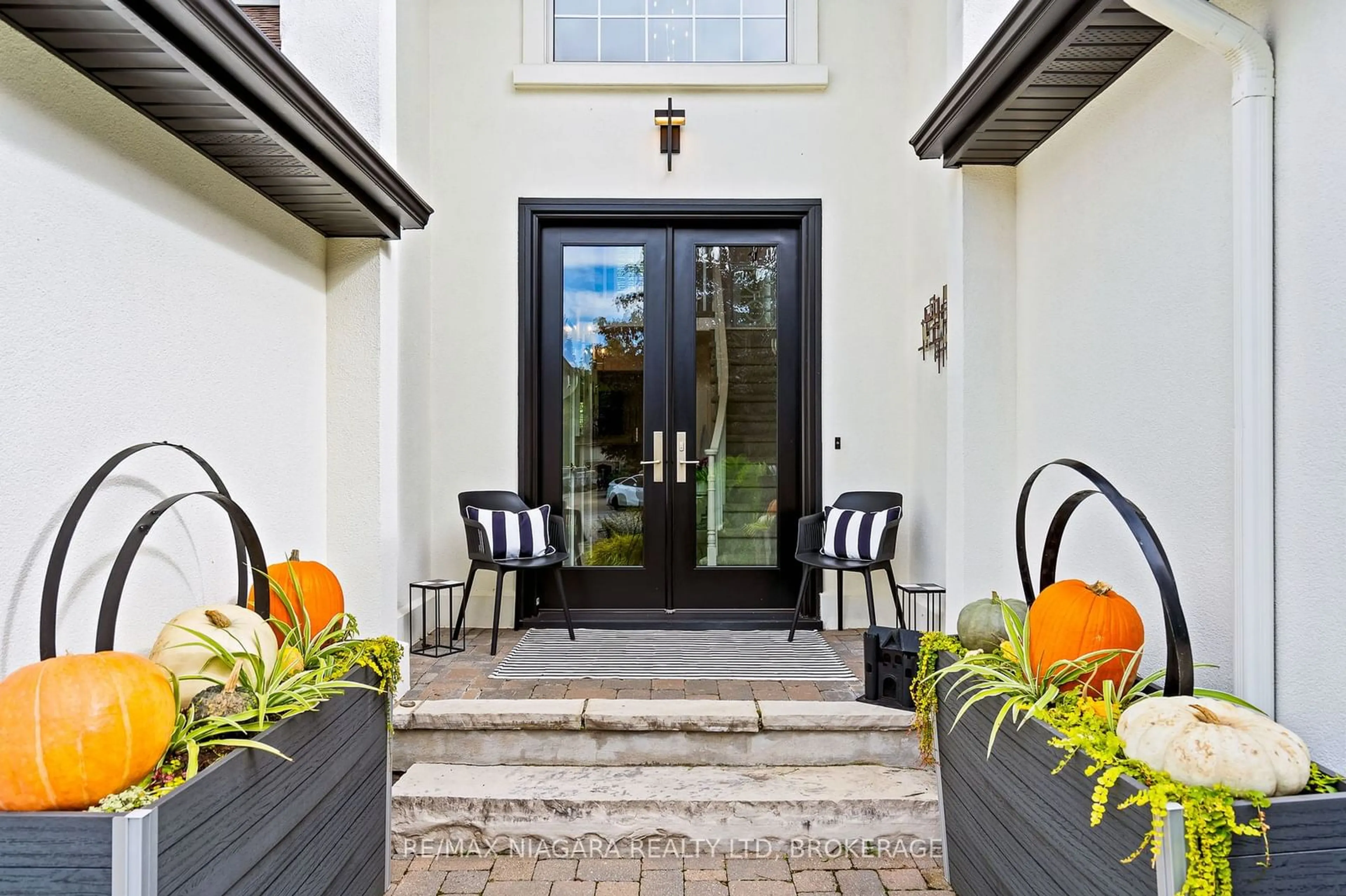 Indoor entryway for 14 Lucia Crt, Niagara-on-the-Lake Ontario L0S 1J0