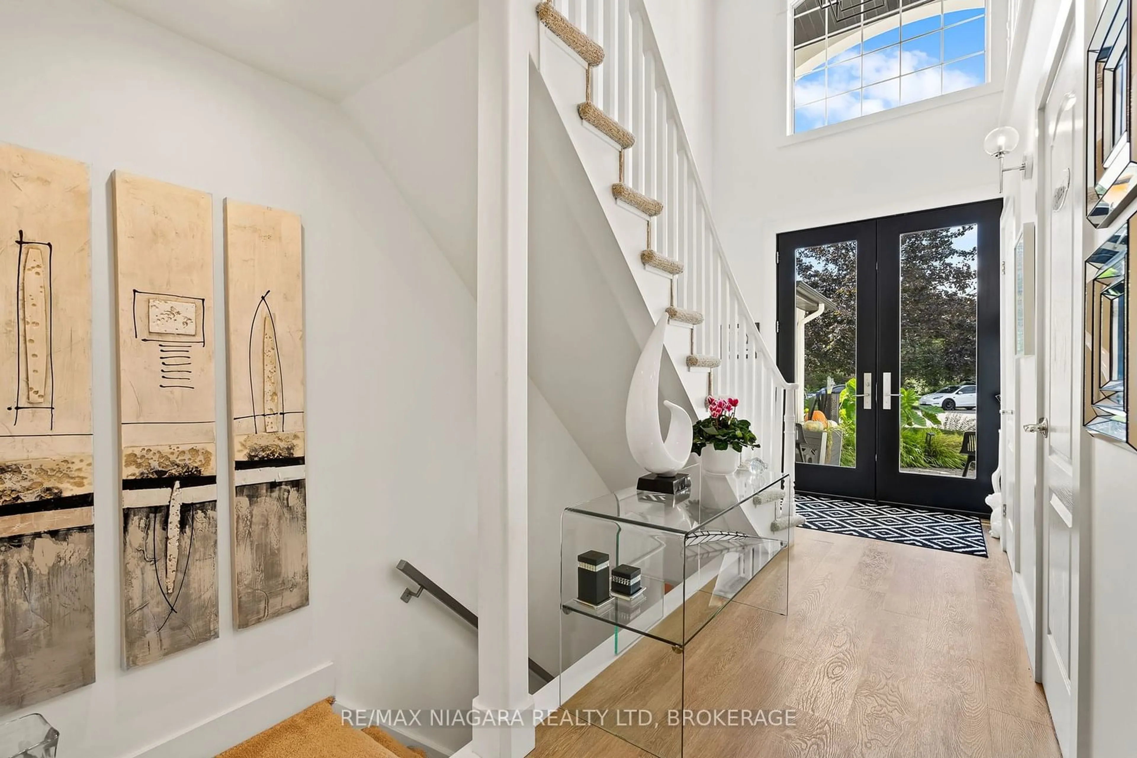 Indoor entryway for 14 Lucia Crt, Niagara-on-the-Lake Ontario L0S 1J0