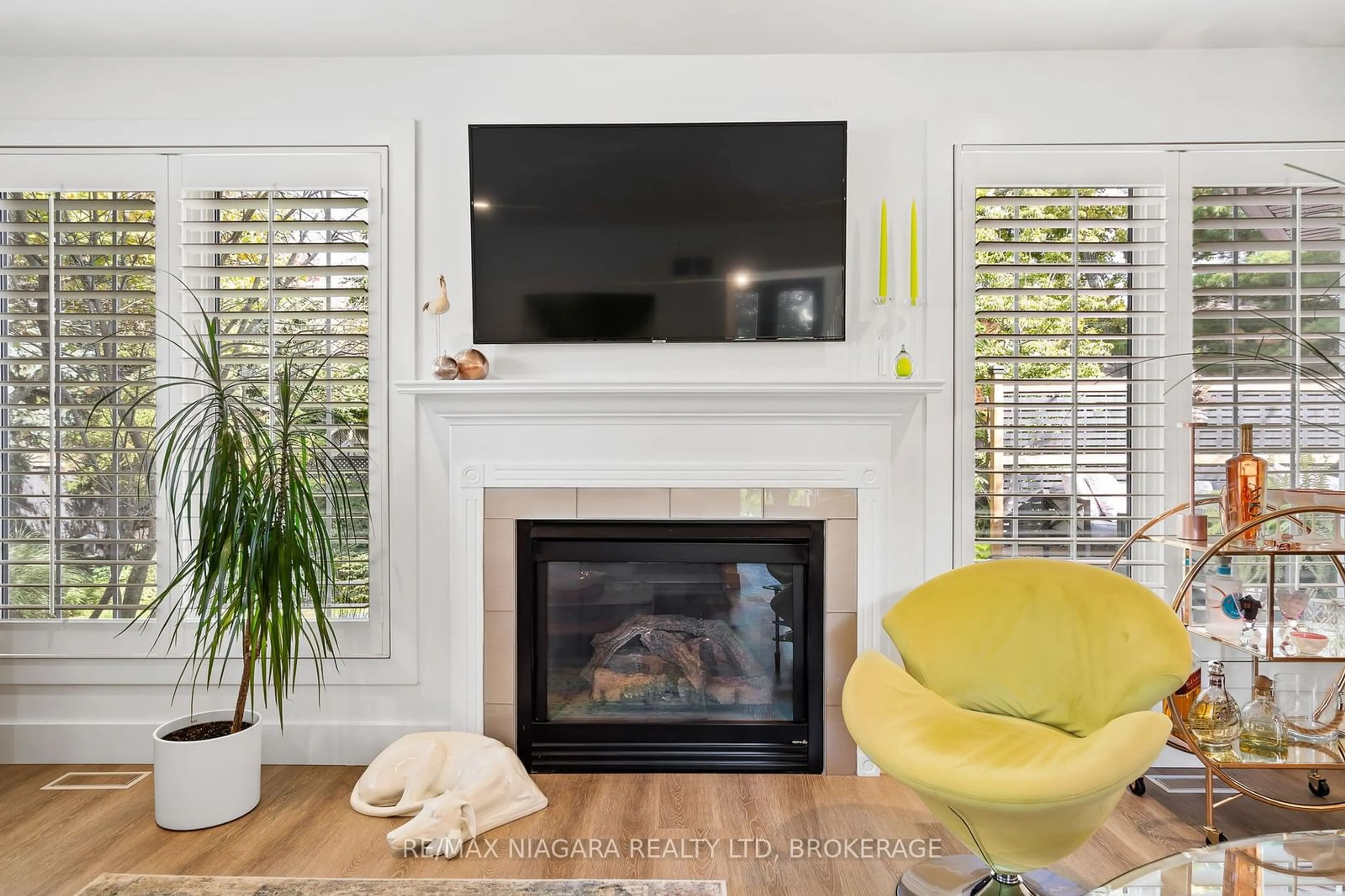 Living room with furniture, unknown for 14 Lucia Crt, Niagara-on-the-Lake Ontario L0S 1J0