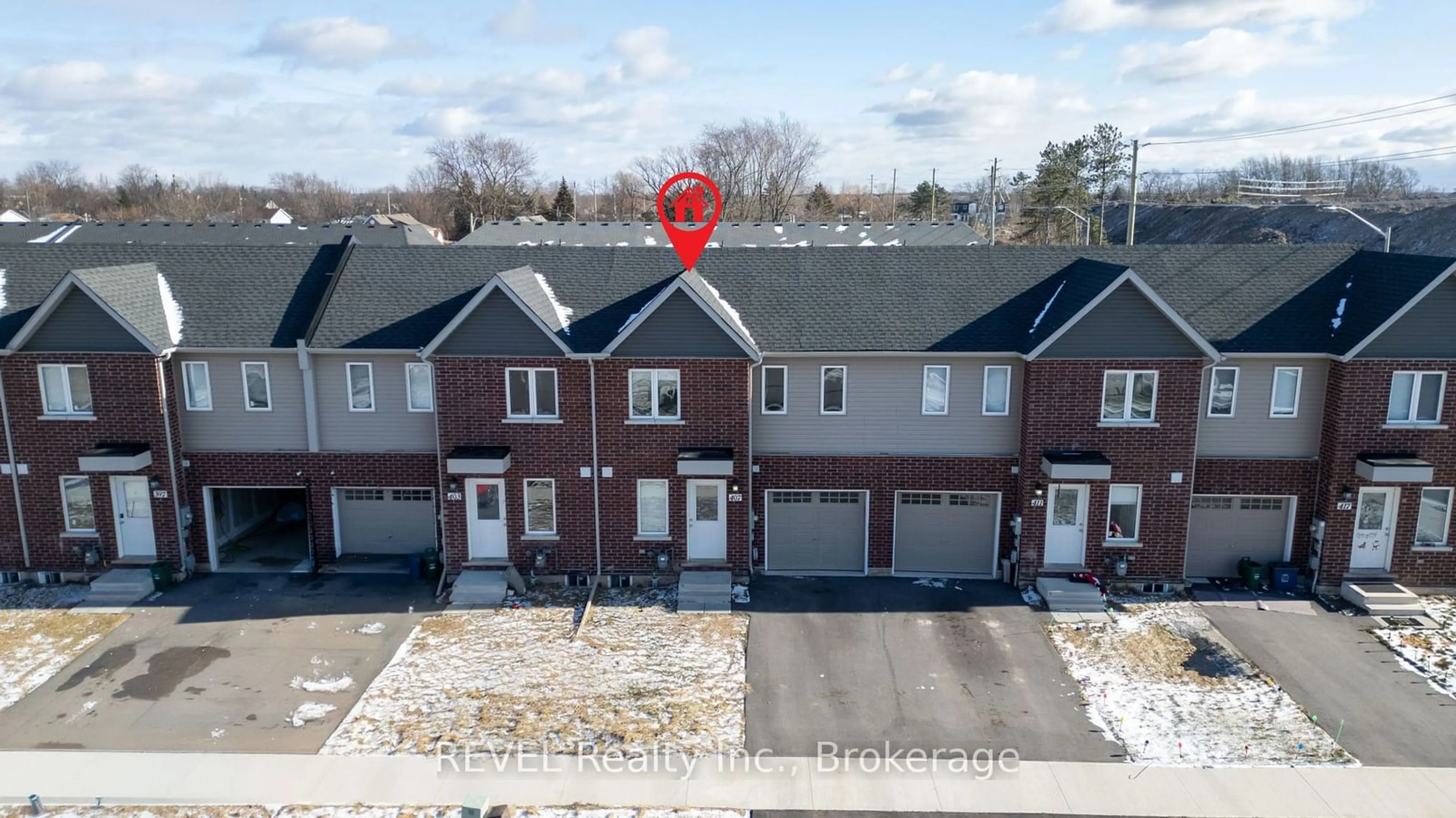 A pic from outside/outdoor area/front of a property/back of a property/a pic from drone, street for 407 Chaffey St, Welland Ontario L3B 0K5