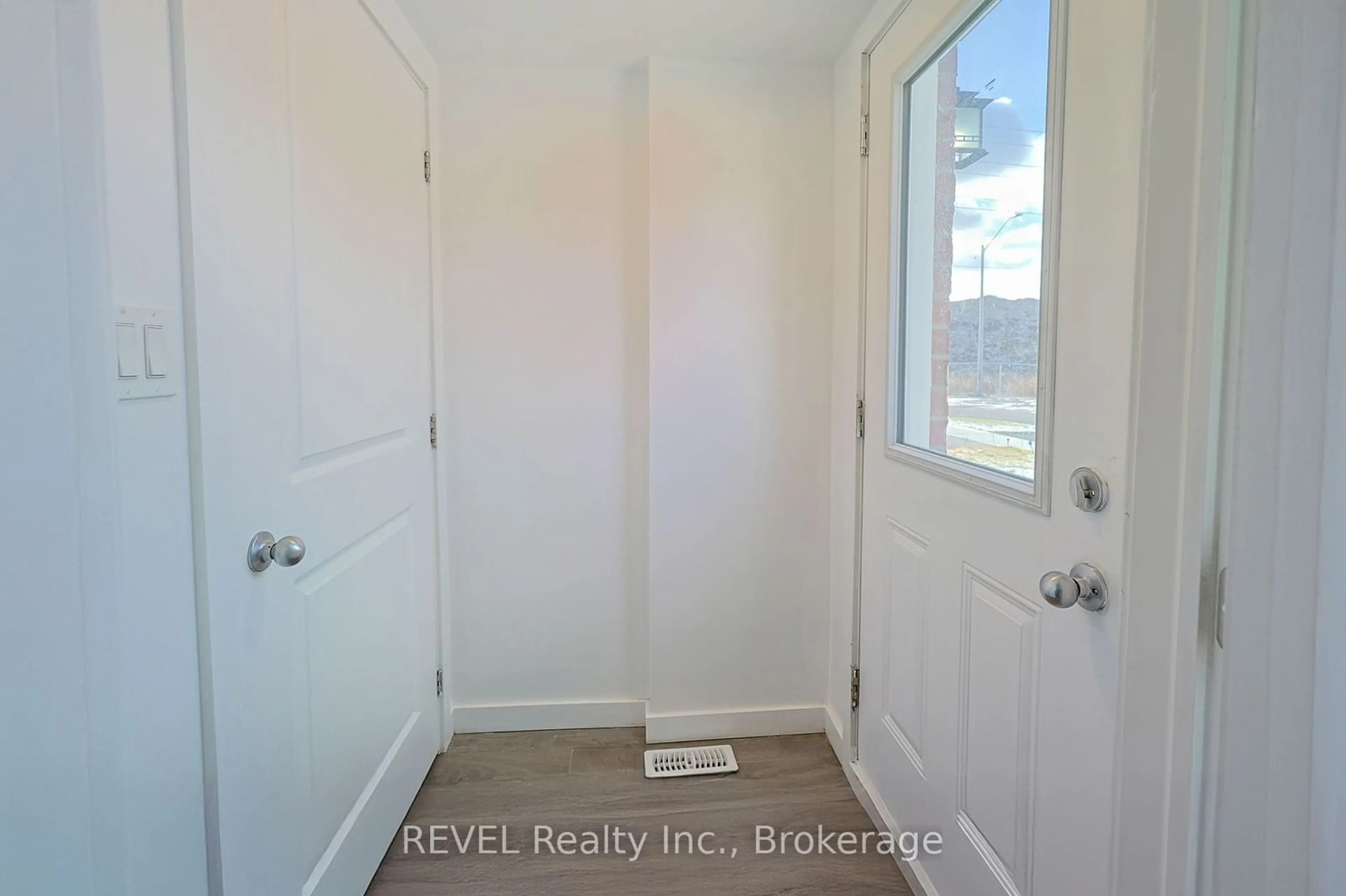 Indoor entryway for 407 Chaffey St, Welland Ontario L3B 0K5