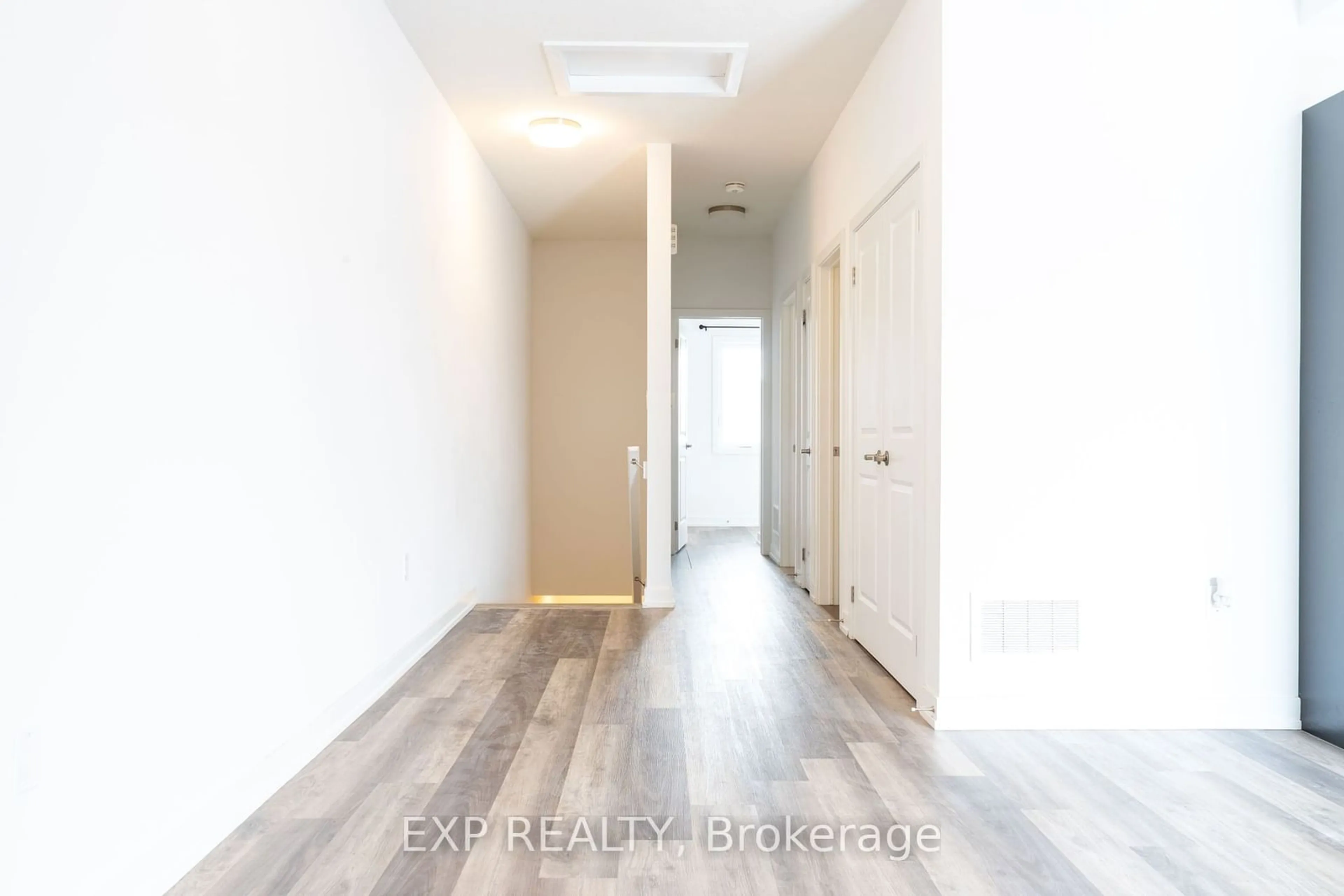 Indoor entryway for 205 West Oak Tr #40, Kitchener Ontario N2R 0R9