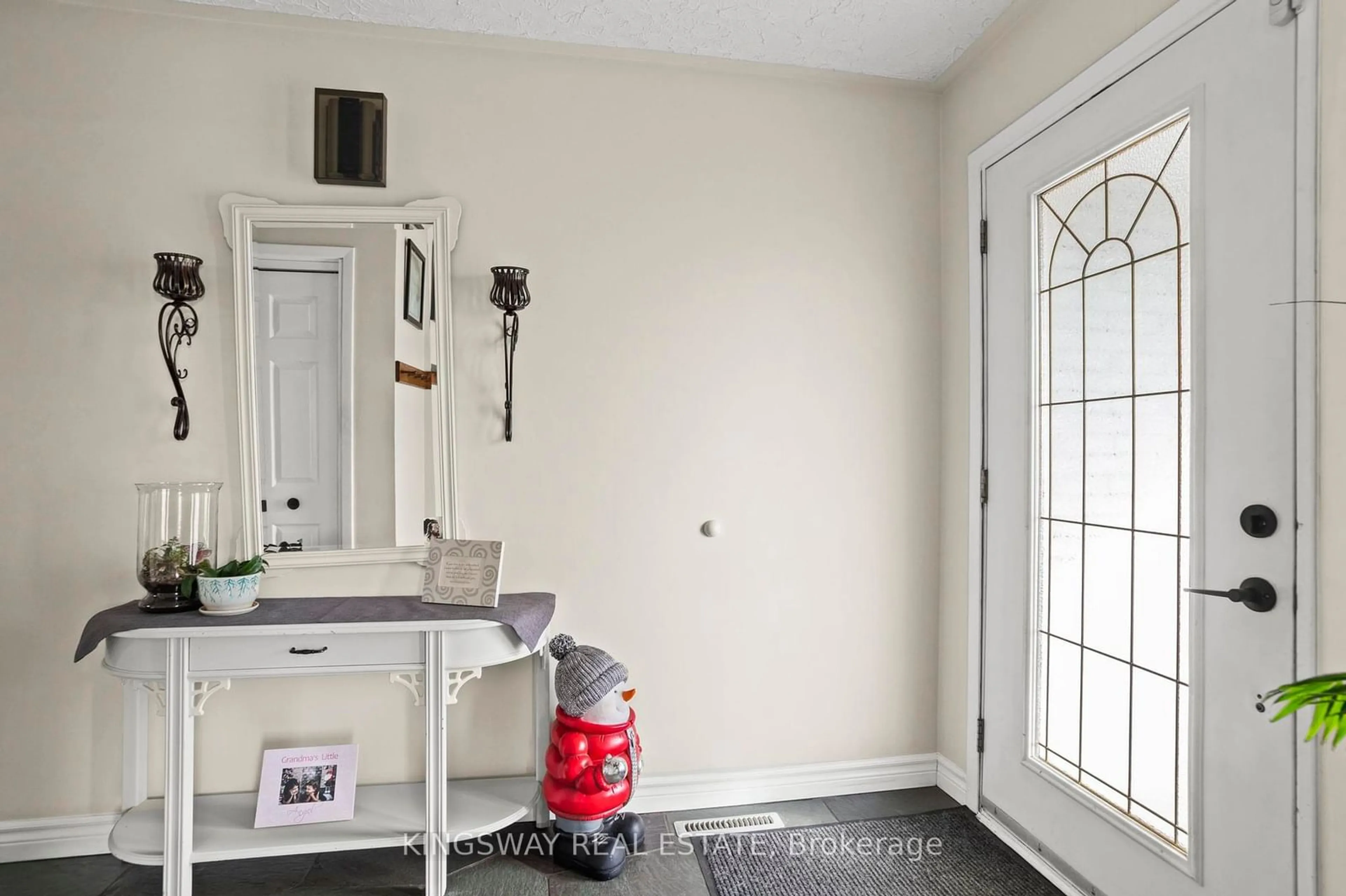 Indoor entryway for 121 Oak St, Leamington Ontario N8H 2B8