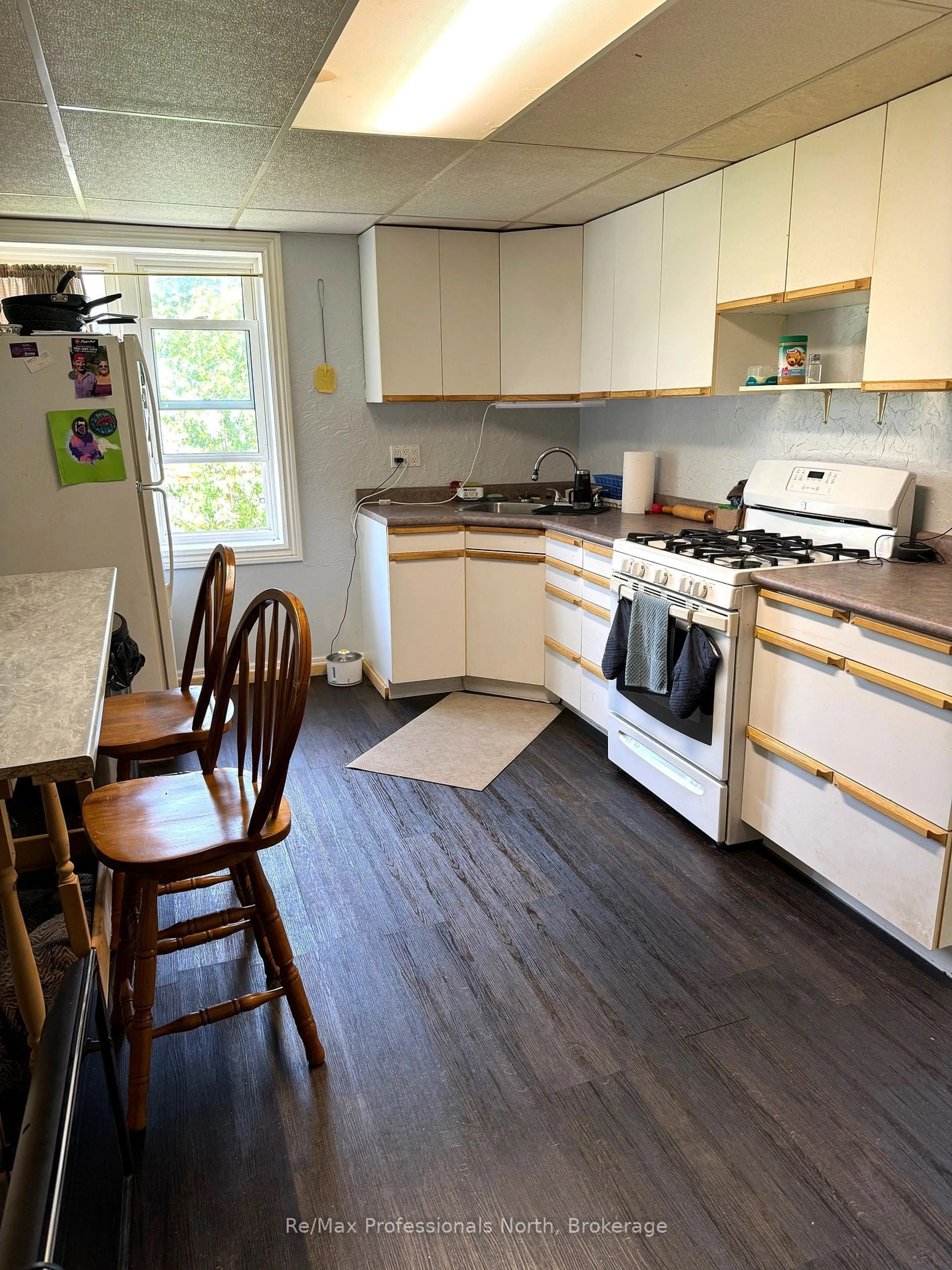 Standard kitchen, wood/laminate floor for 930 FIRST St, Gravenhurst Ontario P1P 1K3