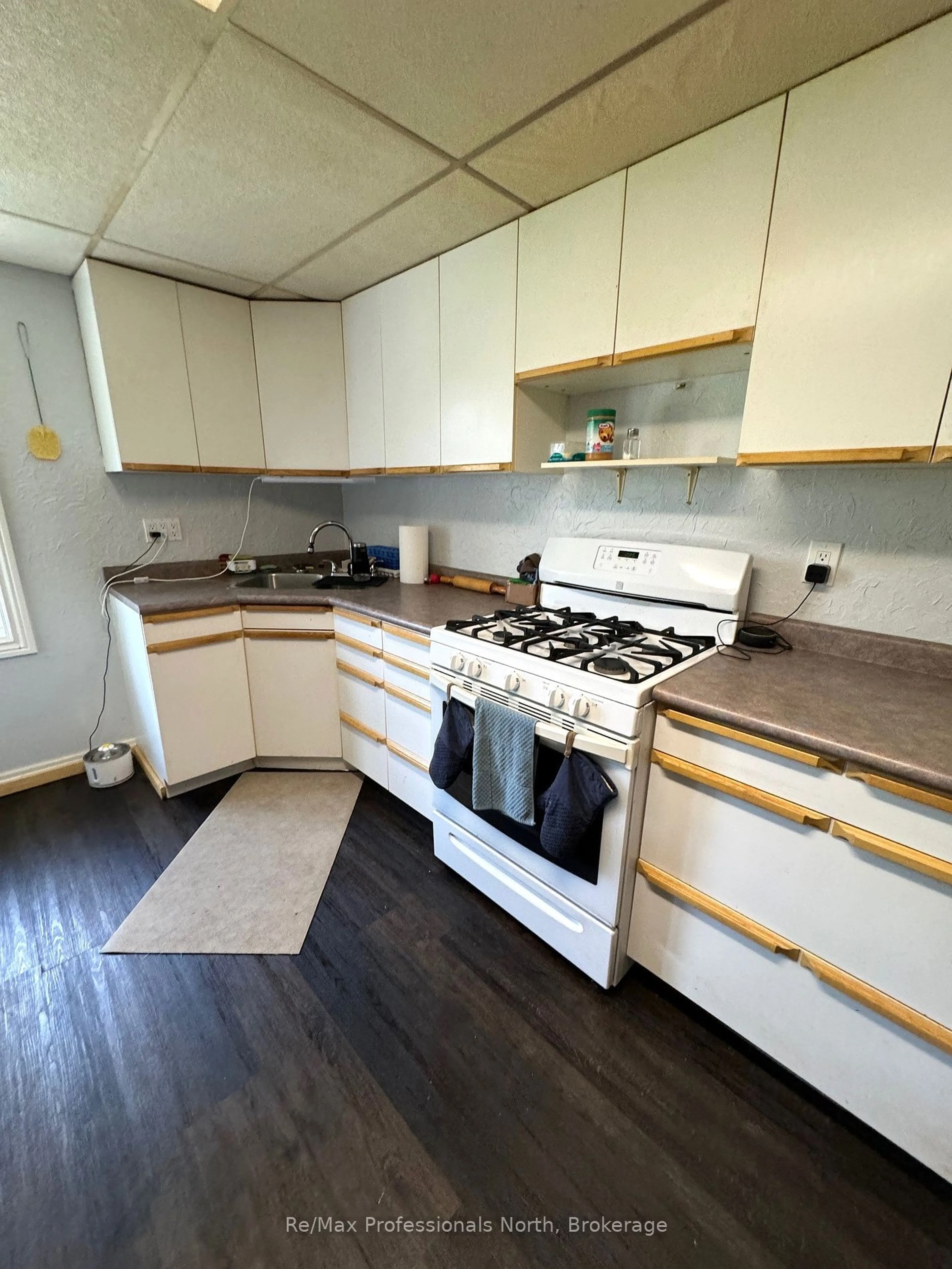 Standard kitchen, wood/laminate floor for 930 FIRST St, Gravenhurst Ontario P1P 1K3