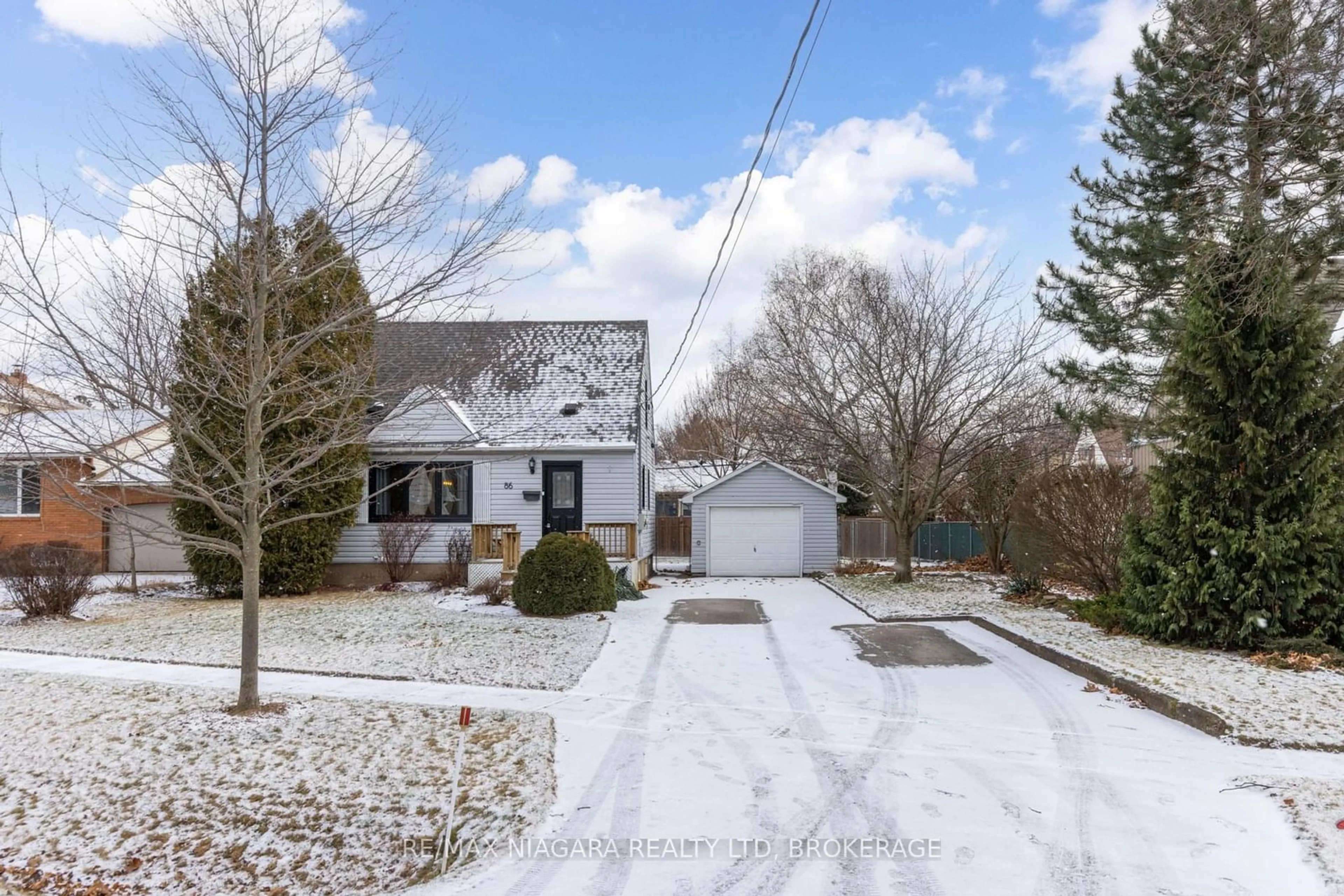 A pic from outside/outdoor area/front of a property/back of a property/a pic from drone, street for 86 Devon Rd, St. Catharines Ontario L2N 1X6