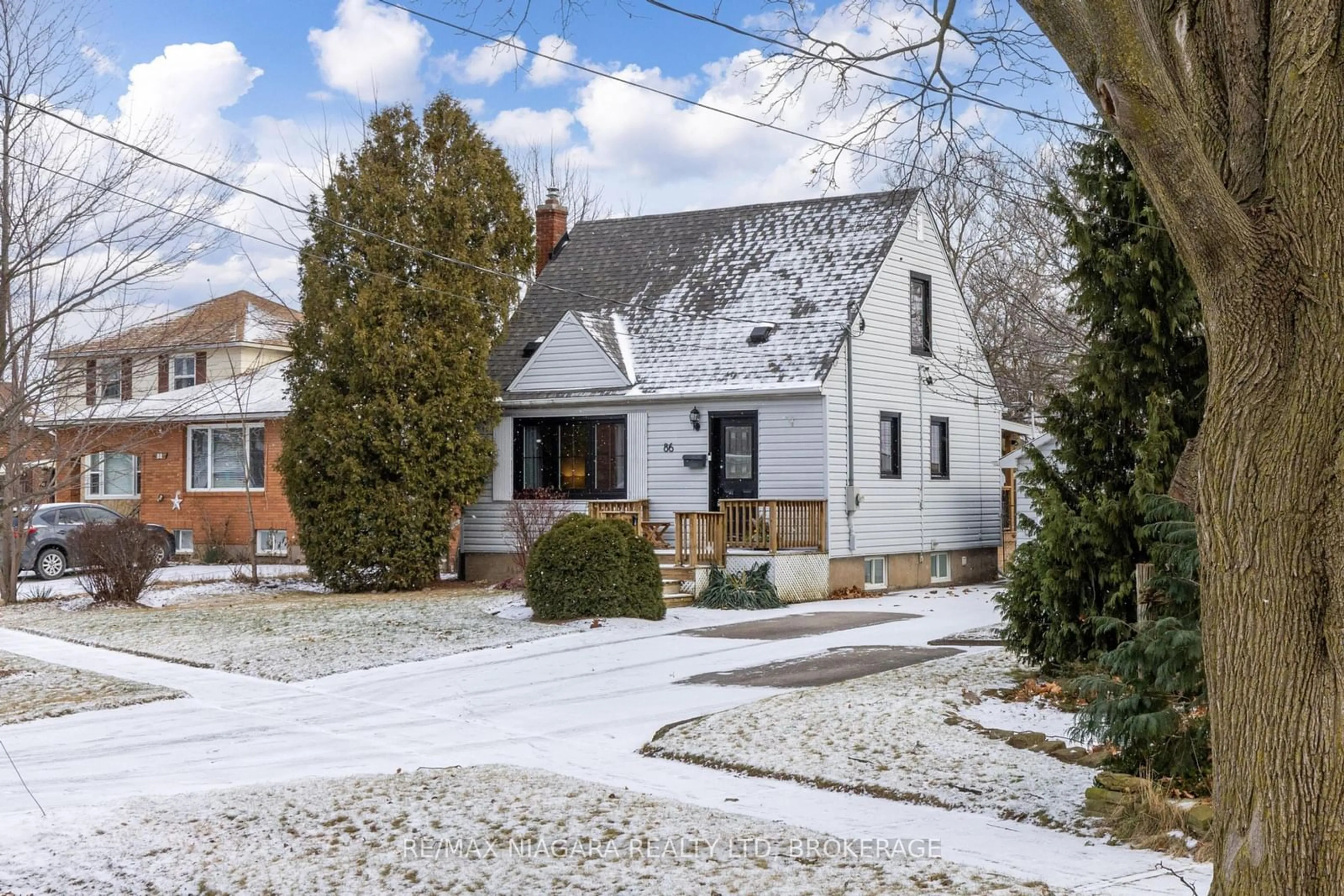 Home with brick exterior material, street for 86 Devon Rd, St. Catharines Ontario L2N 1X6