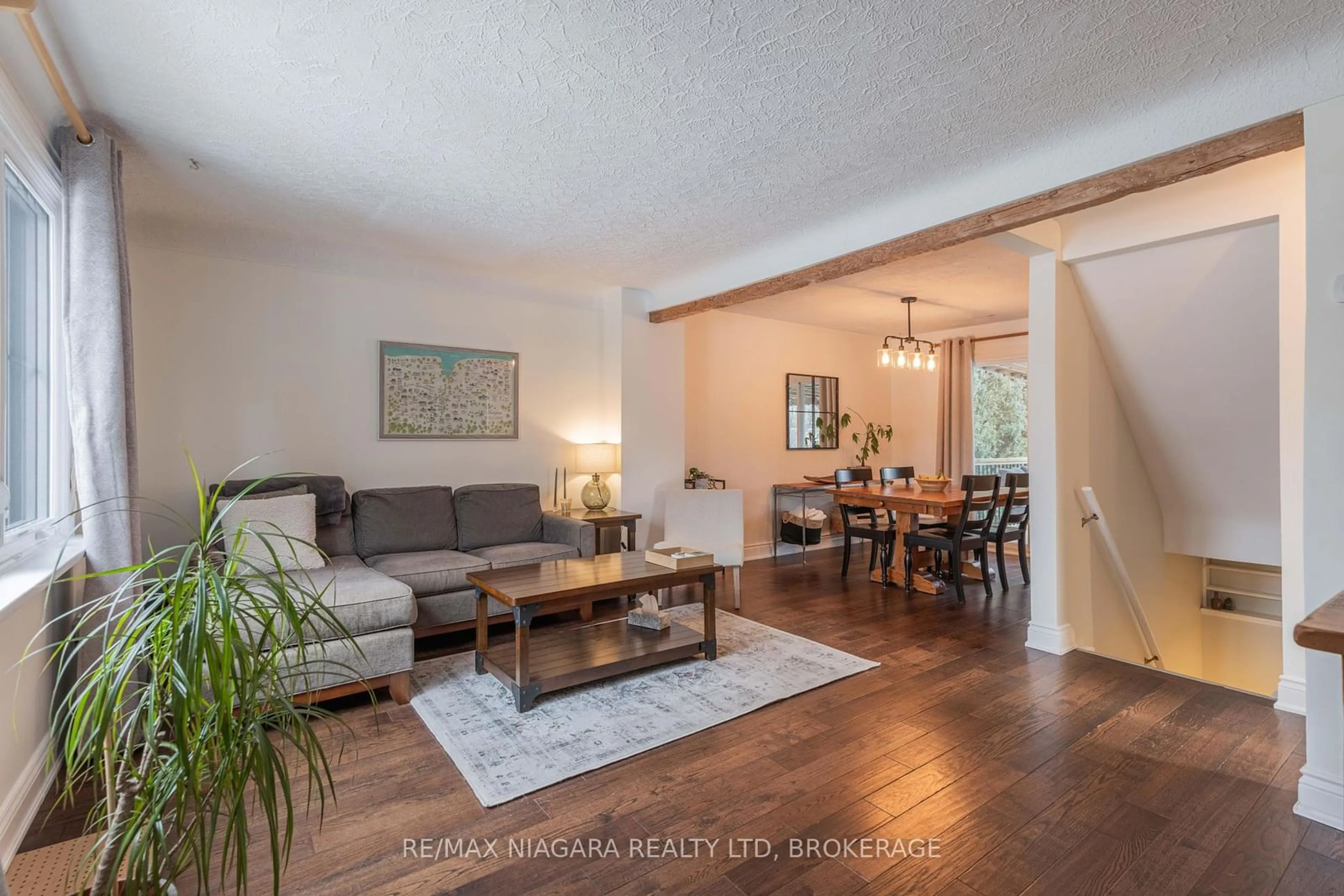 Living room with furniture, wood/laminate floor for 86 Devon Rd, St. Catharines Ontario L2N 1X6