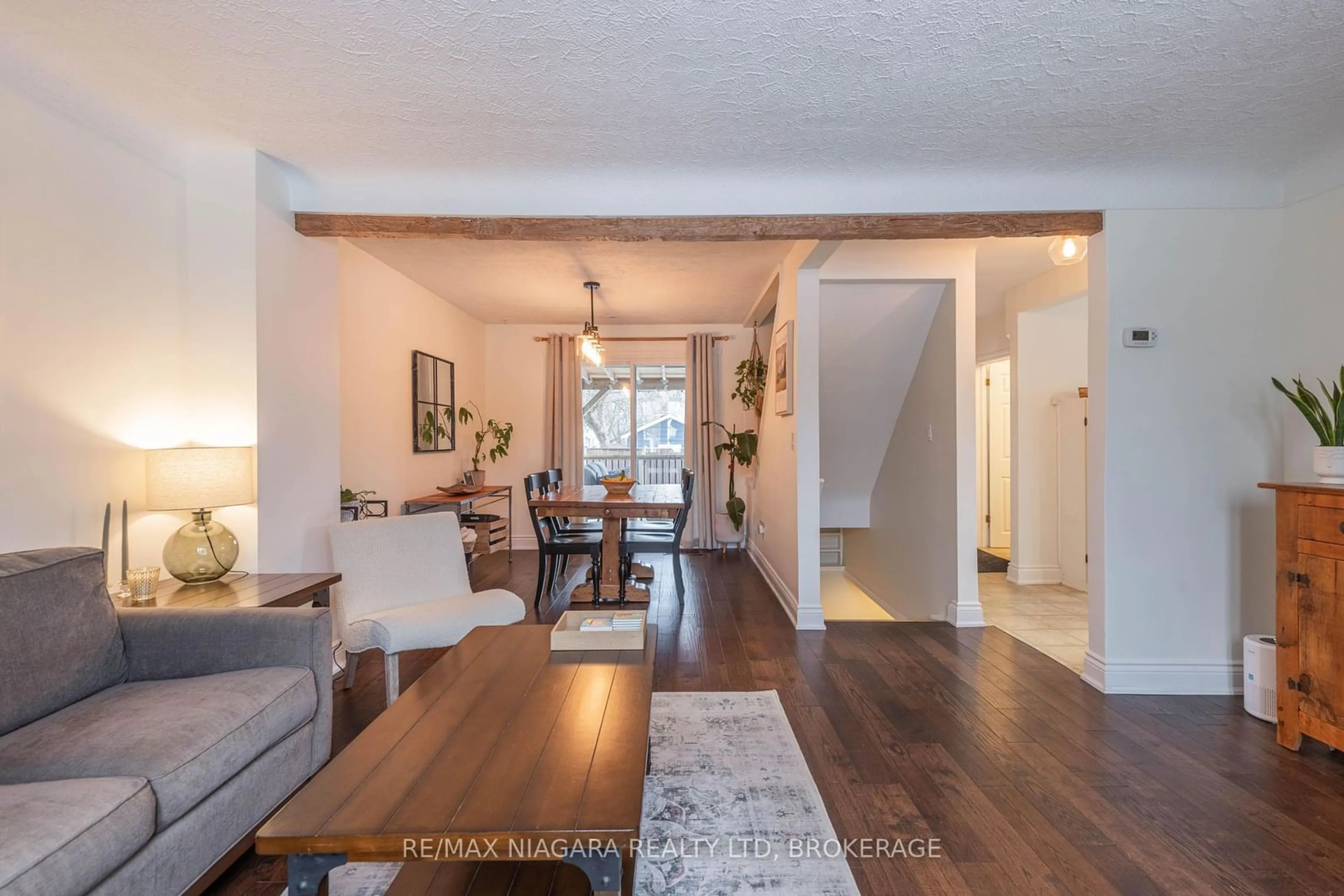 Living room with furniture, wood/laminate floor for 86 Devon Rd, St. Catharines Ontario L2N 1X6