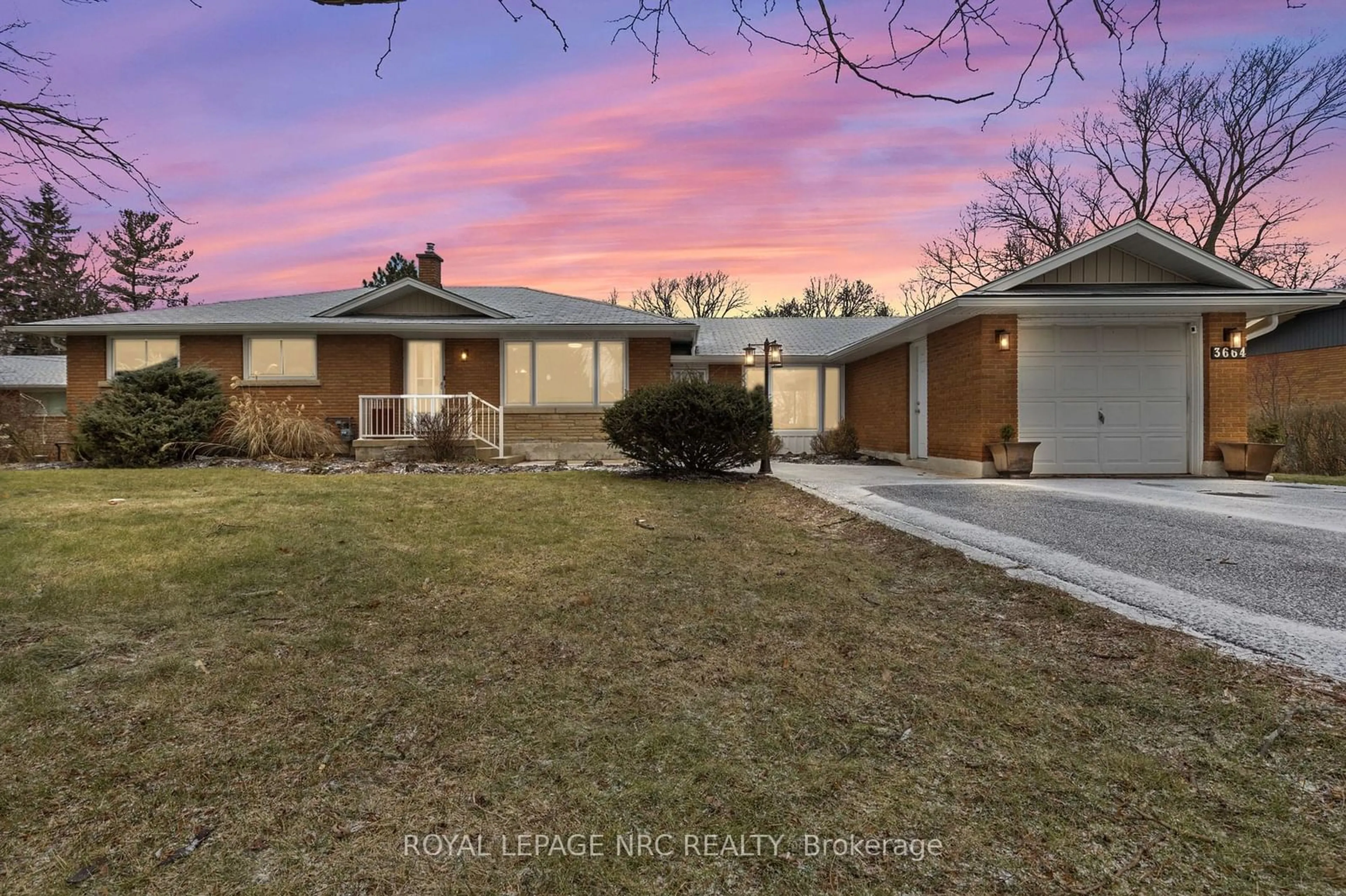 A pic from outside/outdoor area/front of a property/back of a property/a pic from drone, street for 3664 Glen Rd, Lincoln Ontario L0R 1S0