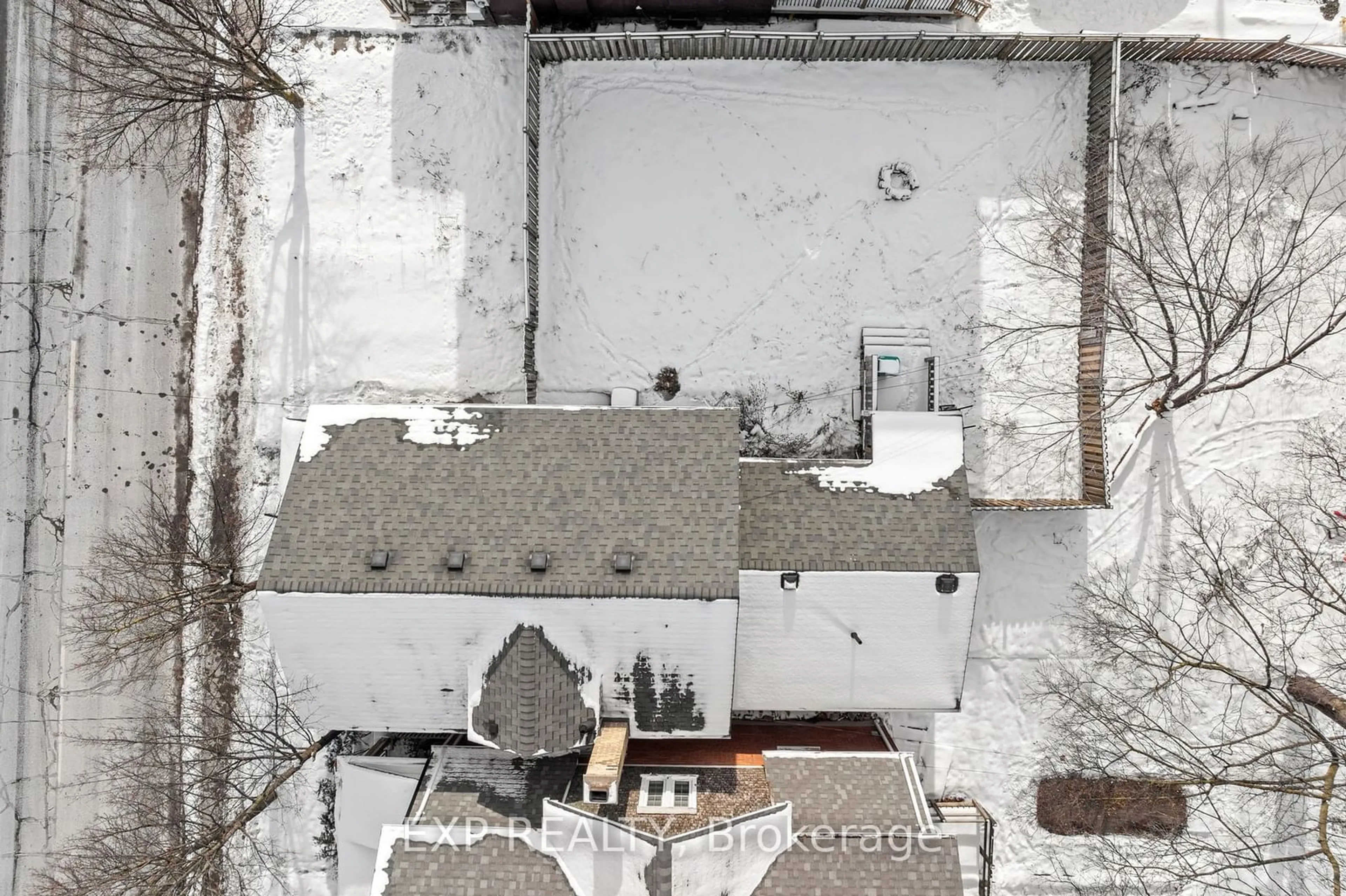 A pic from outside/outdoor area/front of a property/back of a property/a pic from drone, unknown for 209 Rubidge St, Peterborough Ontario K9J 3N9