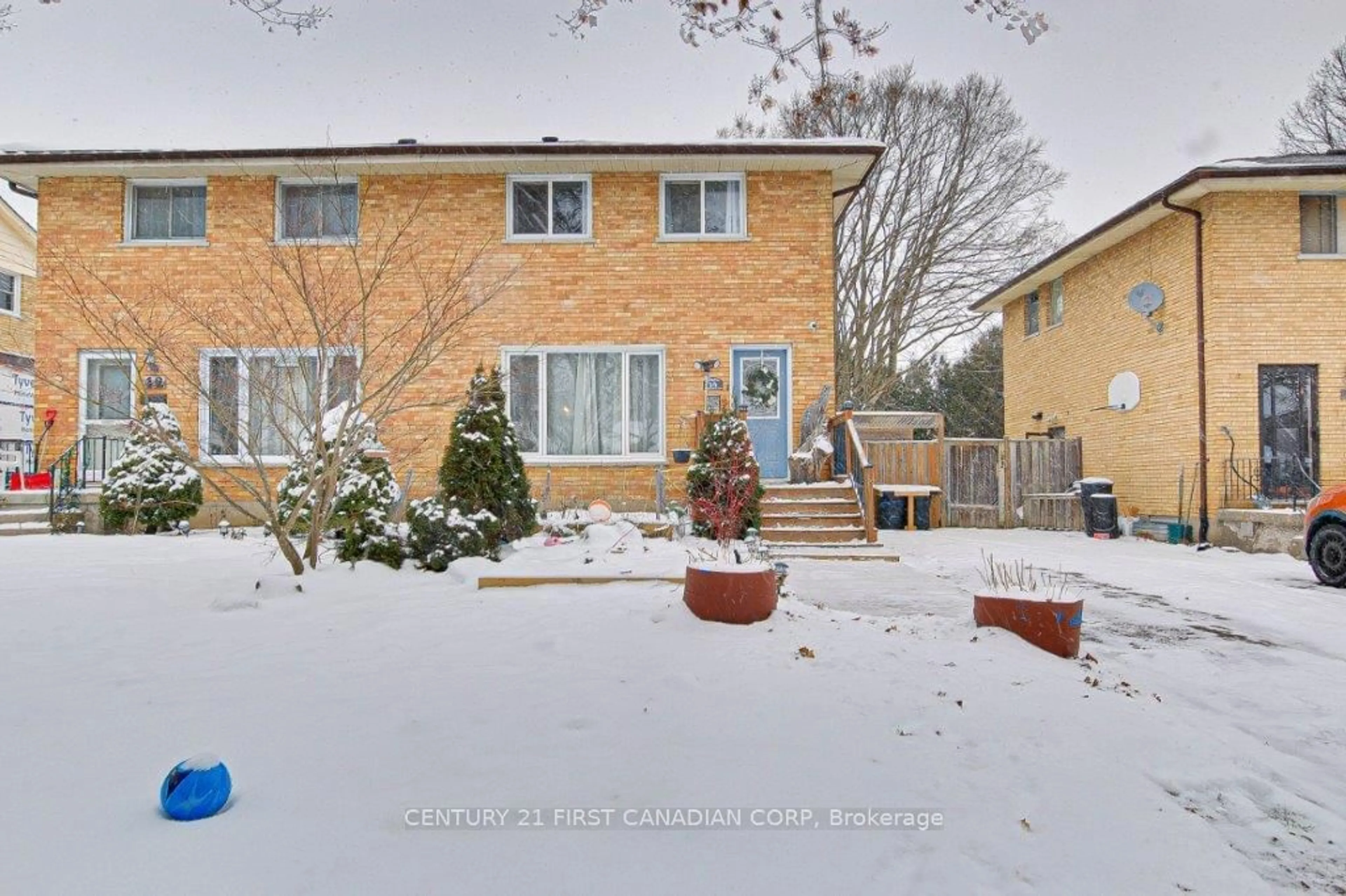 A pic from outside/outdoor area/front of a property/back of a property/a pic from drone, street for 14 Madeira Dr, London Ontario N5V 2M2