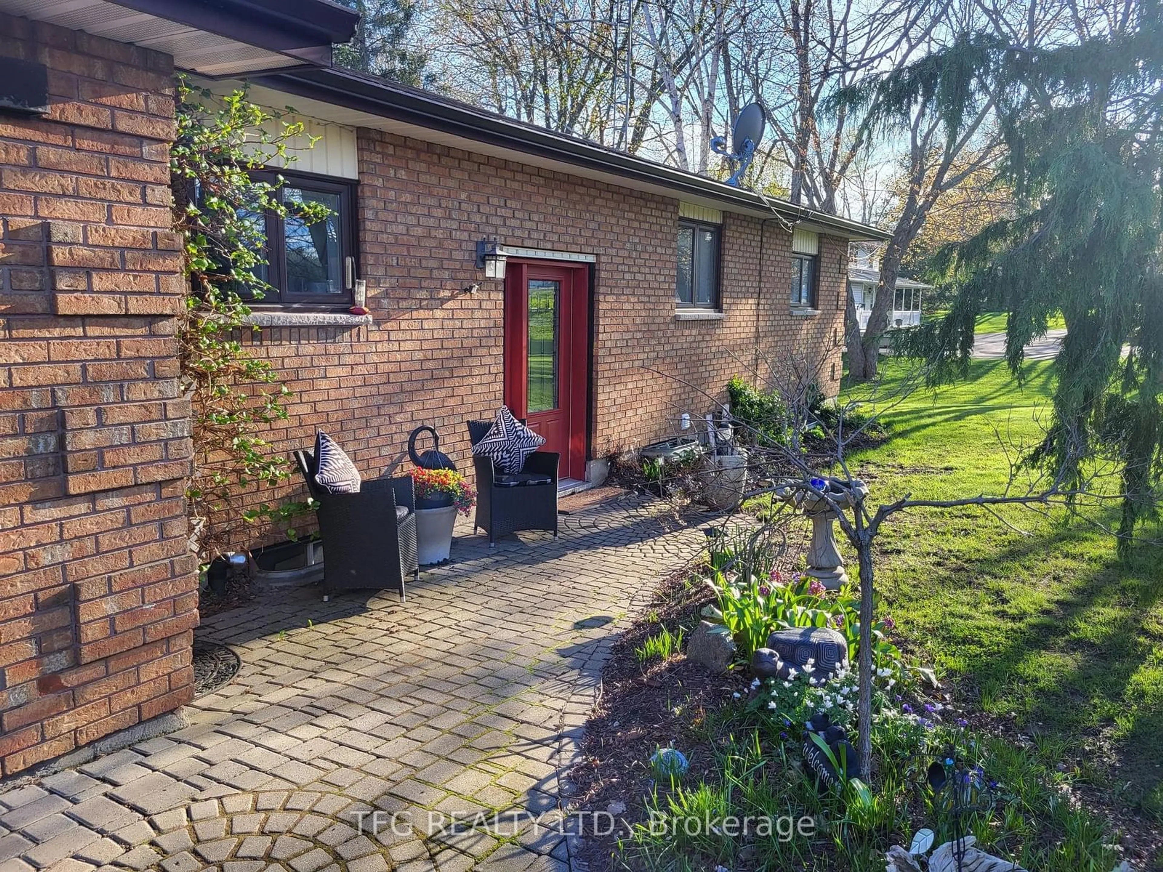 A pic from outside/outdoor area/front of a property/back of a property/a pic from drone, street for 92 Murray St, Quinte West Ontario K8V 2E7