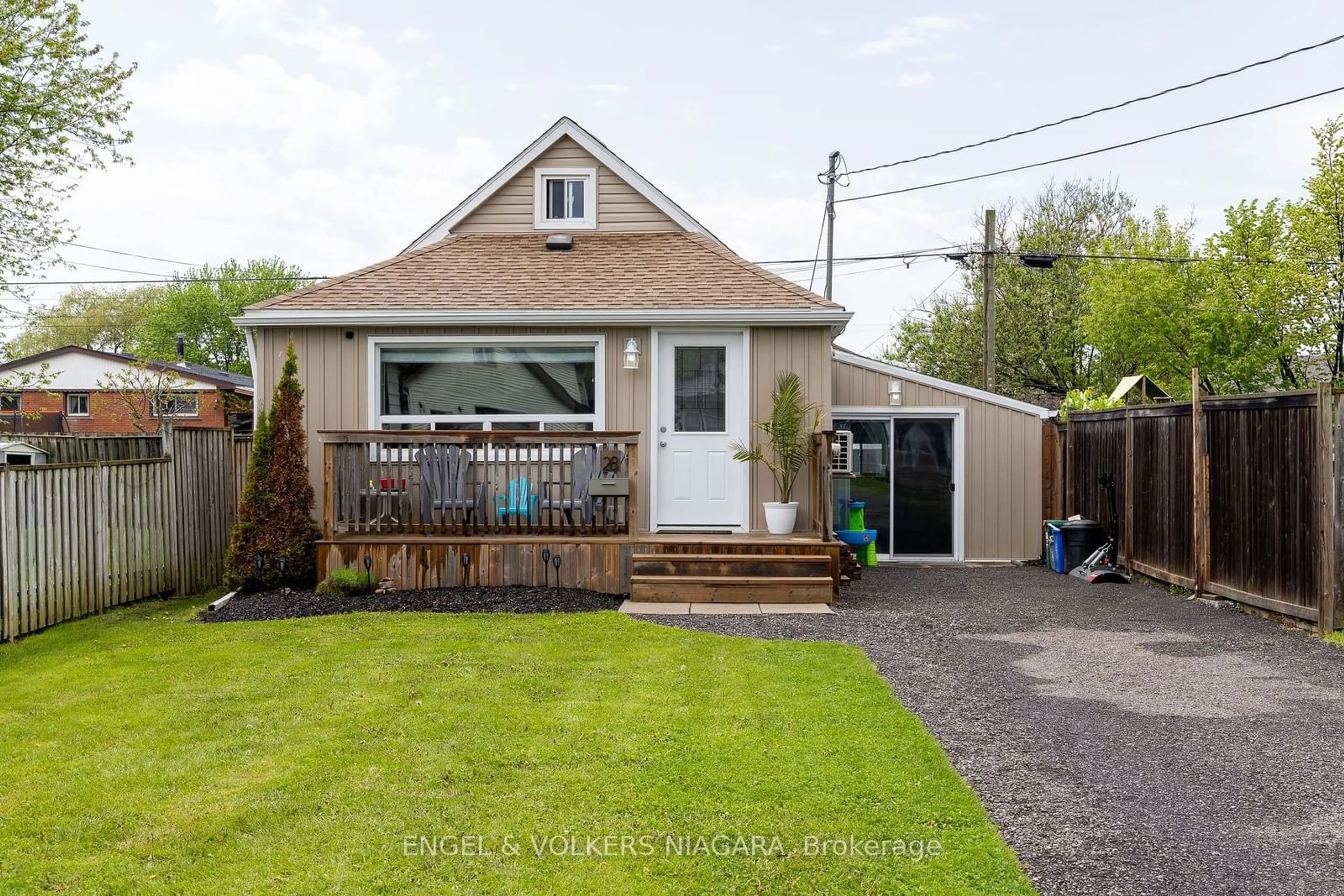 Home with vinyl exterior material, street for 28 Clarke St, Port Colborne Ontario L3K 2G1