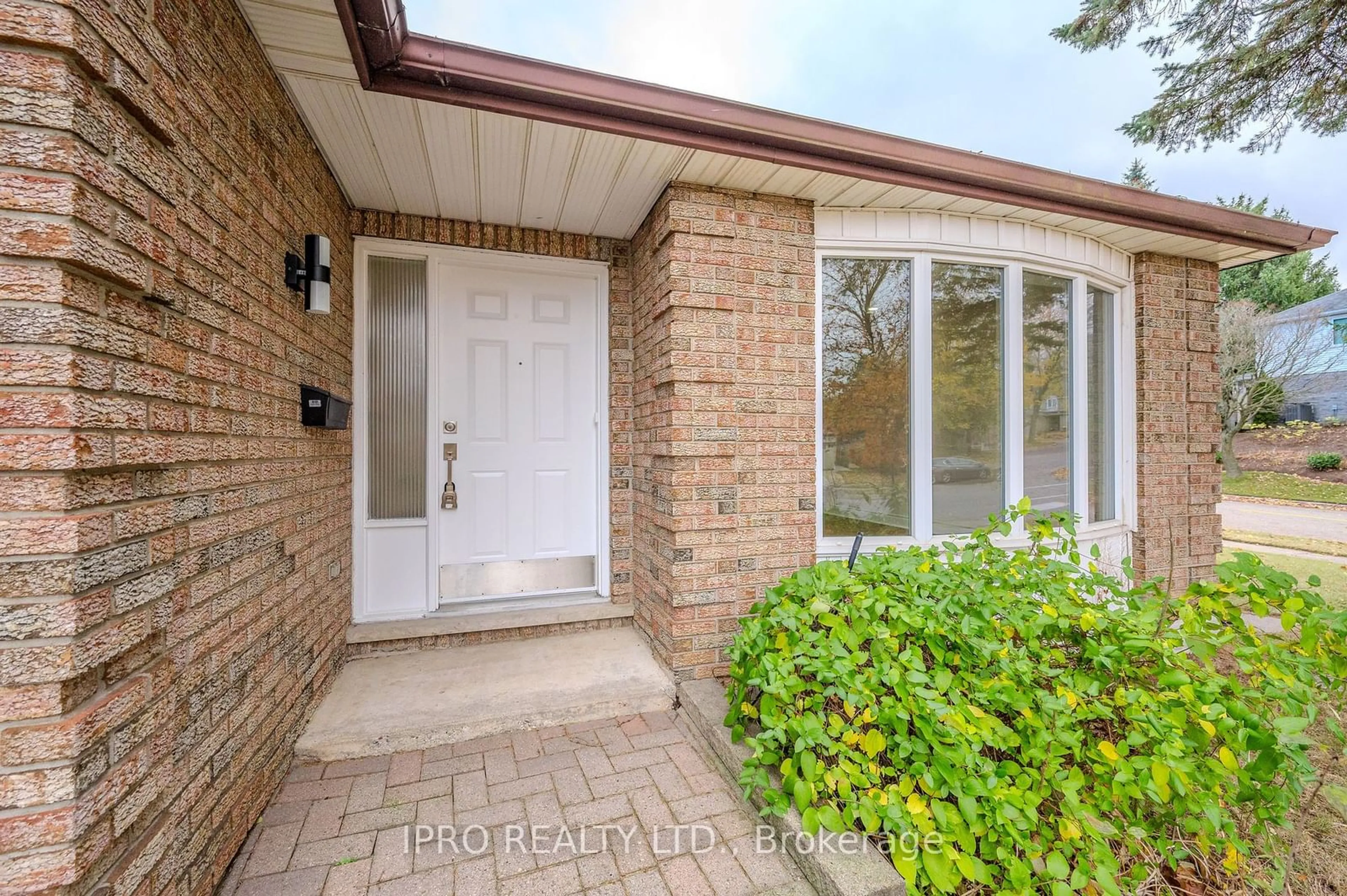 Home with brick exterior material, street for 180 Westvale Dr, Waterloo Ontario N2T 1C2