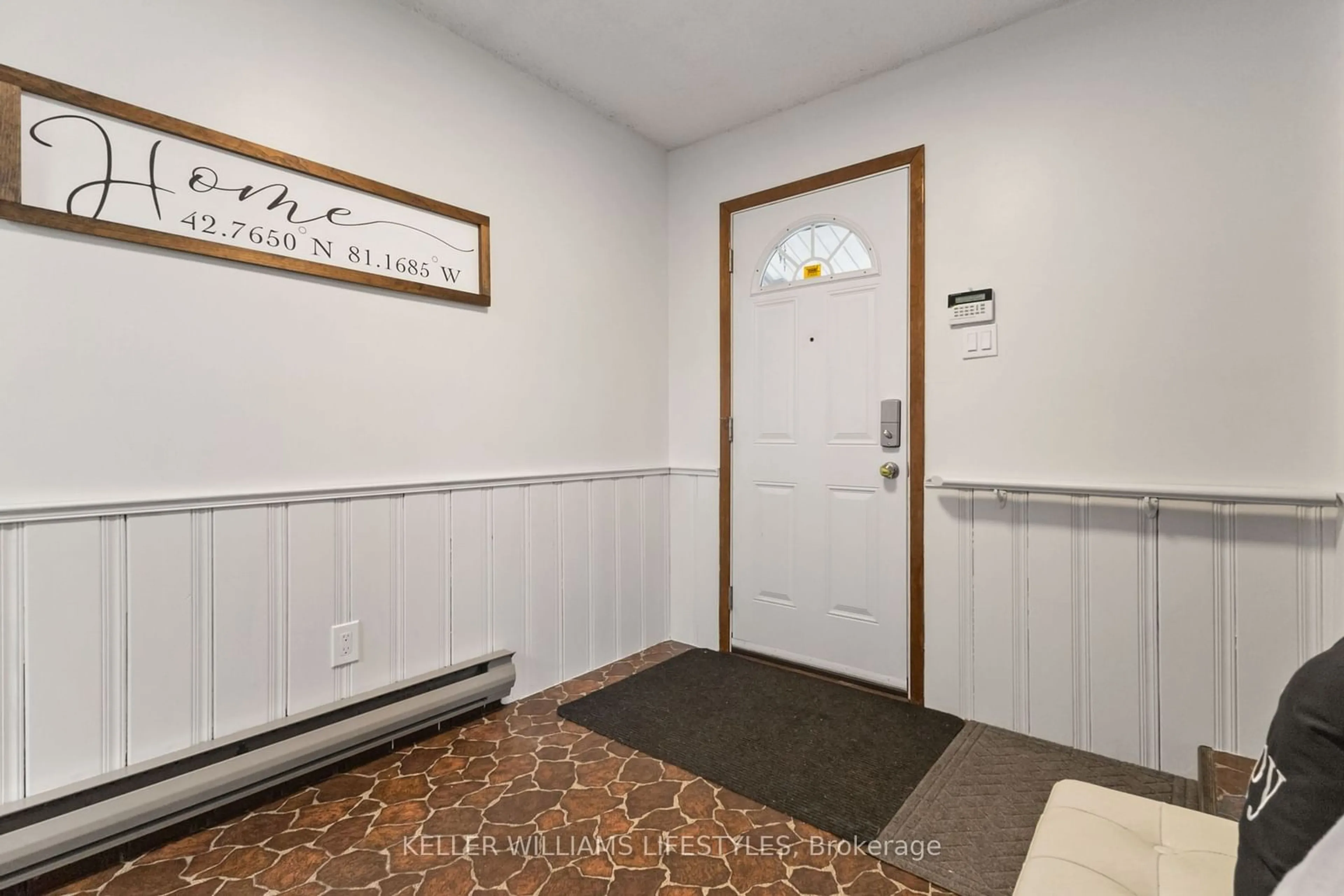 Indoor entryway for 217 LINWOOD St, London Ontario N5Y 1W7