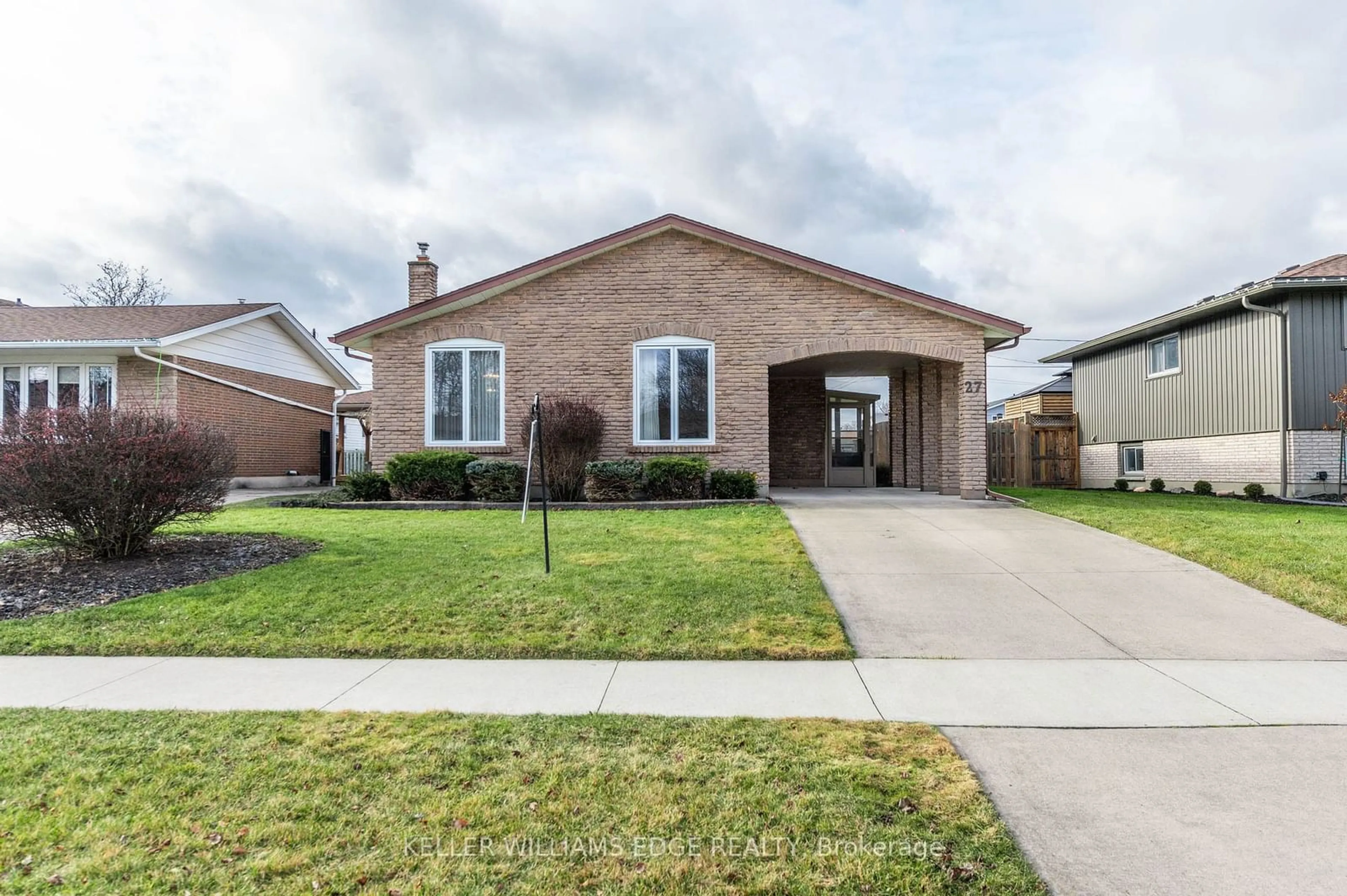 Home with brick exterior material, street for 27 Trelawn Pkwy, Welland Ontario L3C 1W4