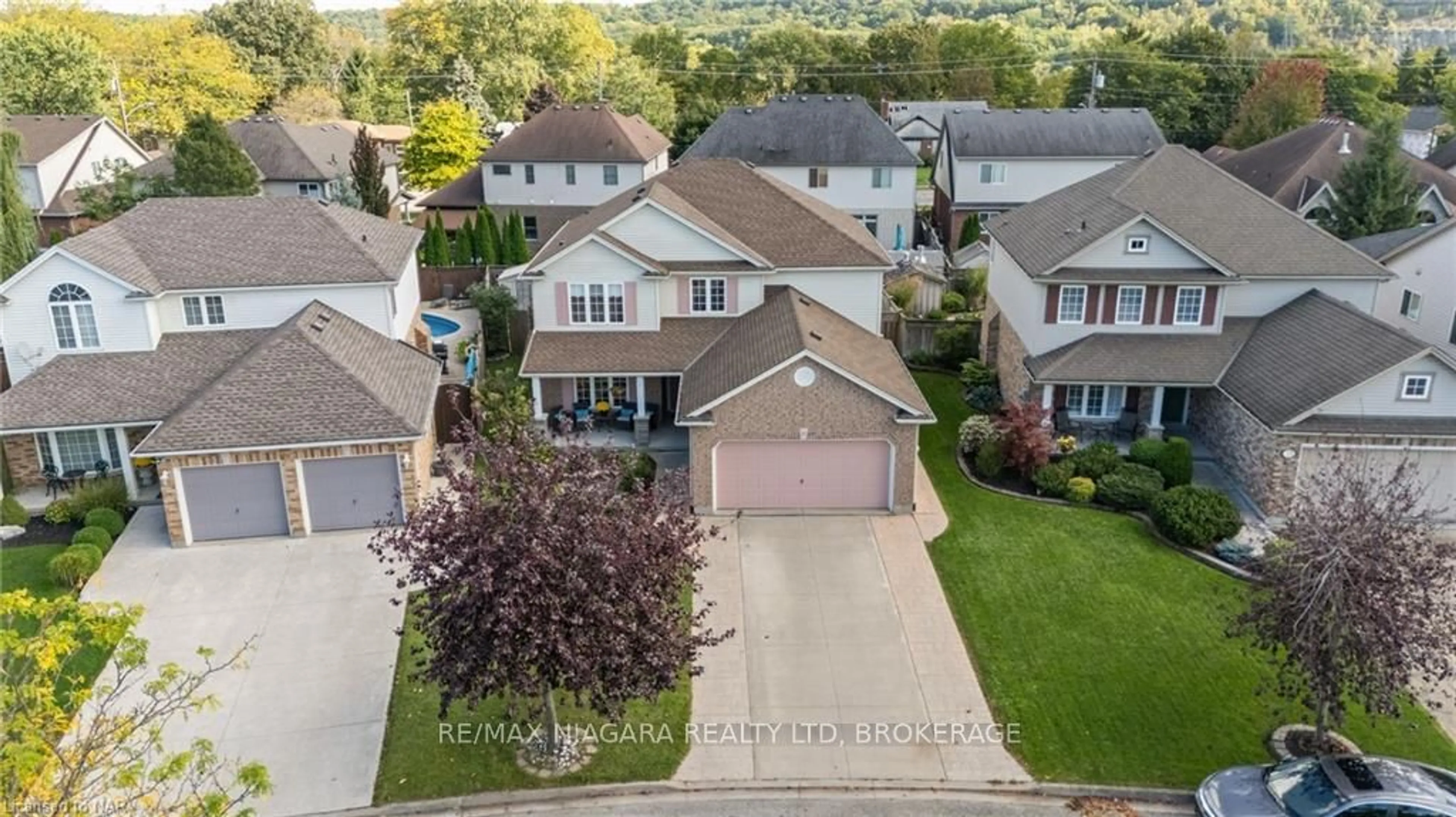 A pic from outside/outdoor area/front of a property/back of a property/a pic from drone, street for 31 GRAVES Cres, St. Catharines Ontario L2S 3Z6