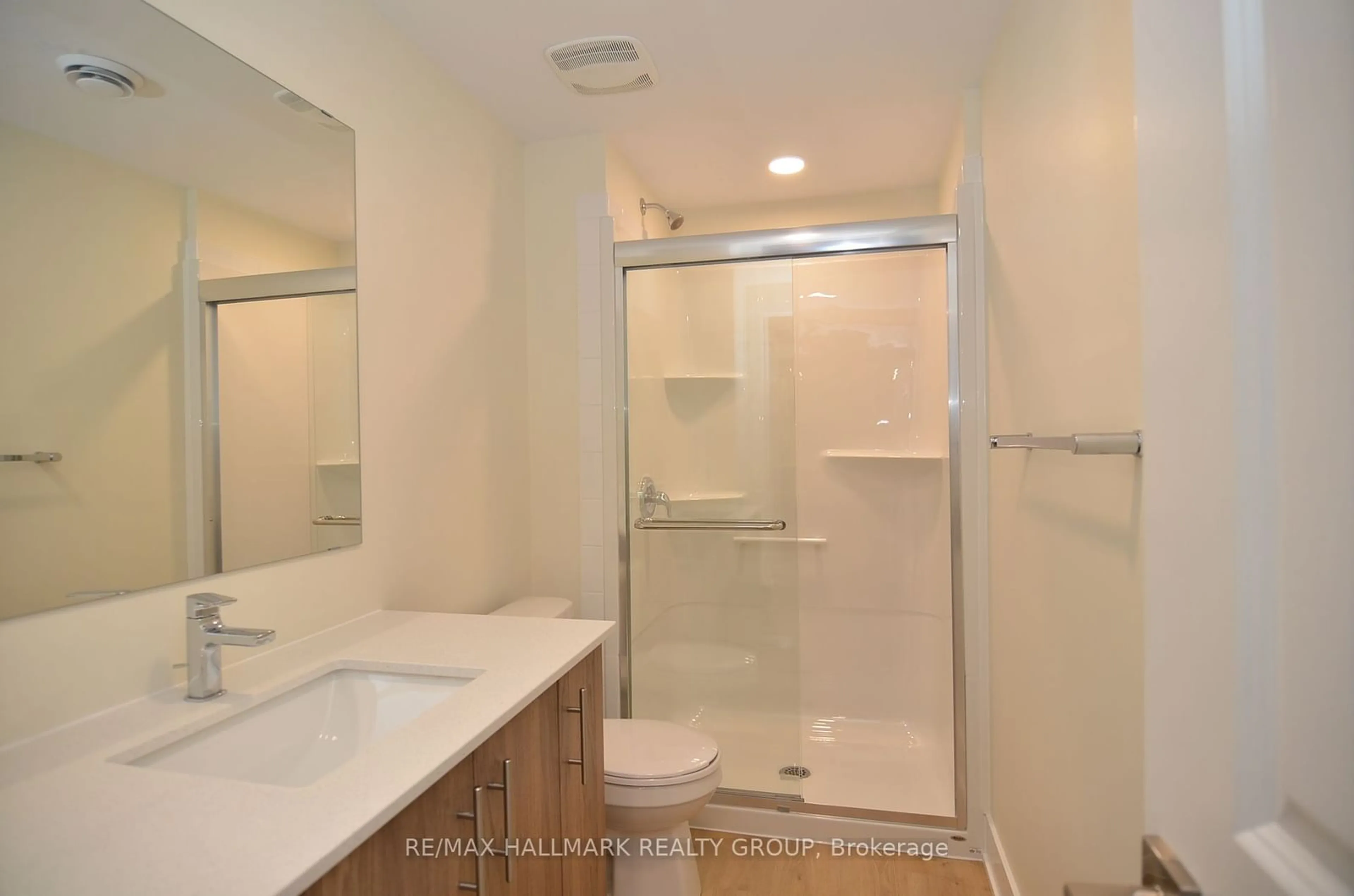 Standard bathroom, ceramic/tile floor for 183 Columbus Ave, Overbook - Castleheights and Area Ontario K1K 1P7