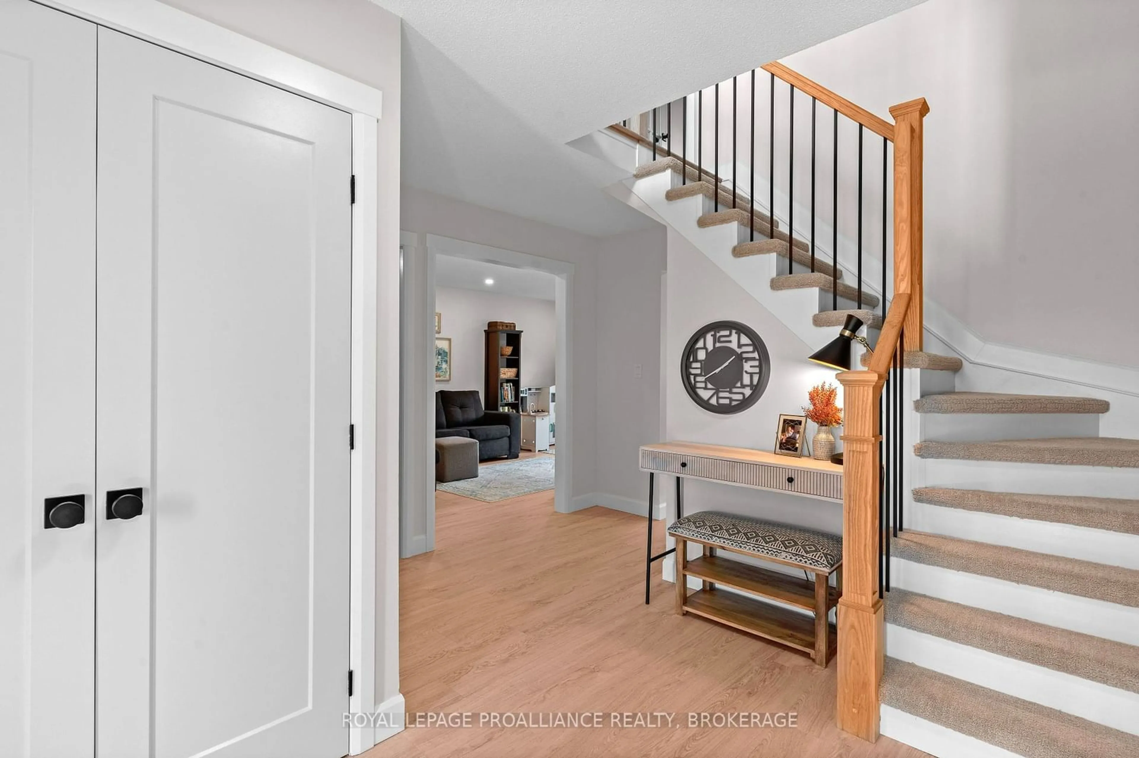 Indoor entryway for 1220 Humberside Dr, Kingston Ontario K7P 2P3