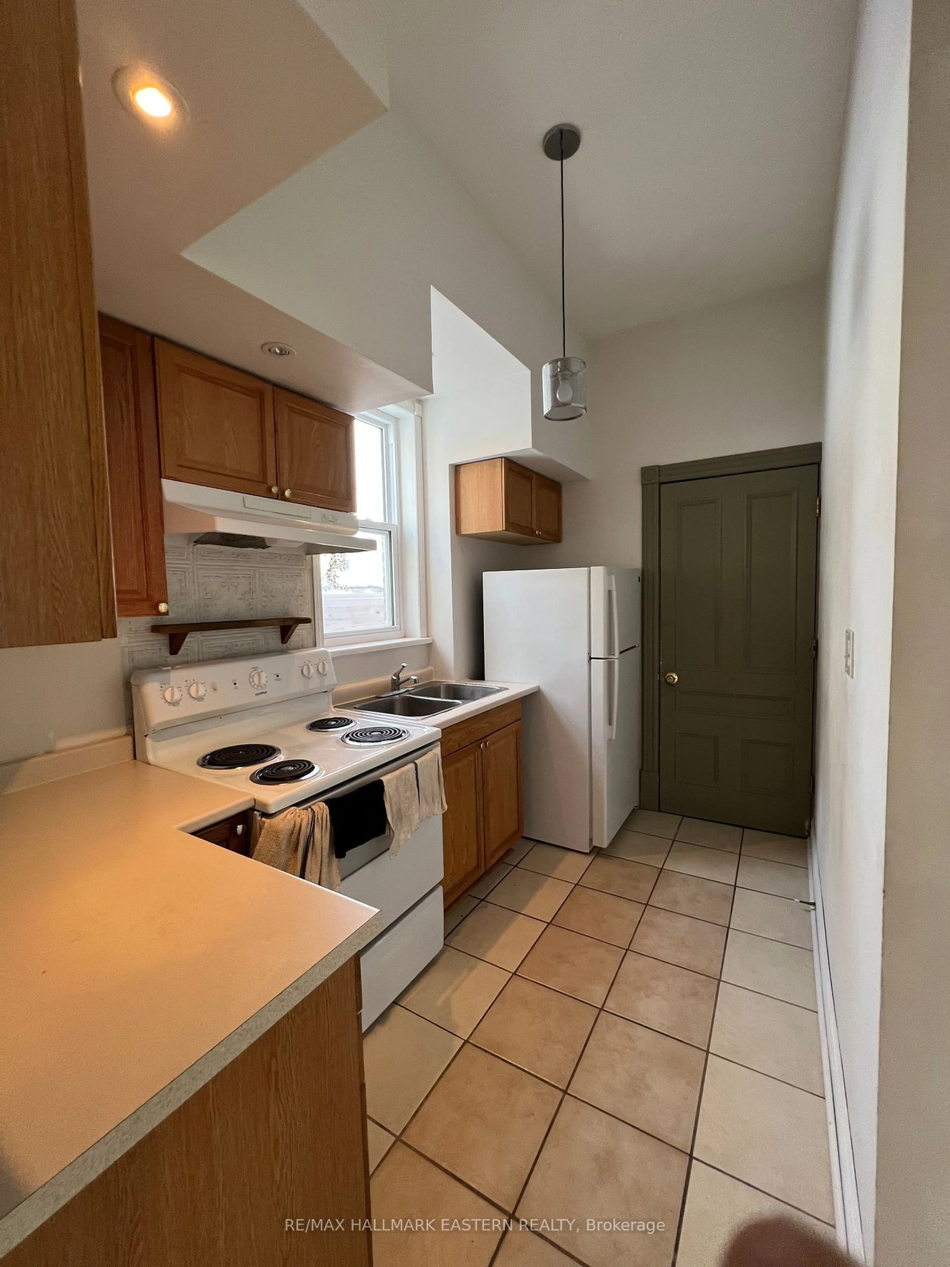 Standard kitchen, unknown for 734 GEORGE St, Peterborough Ontario K9H 3T3