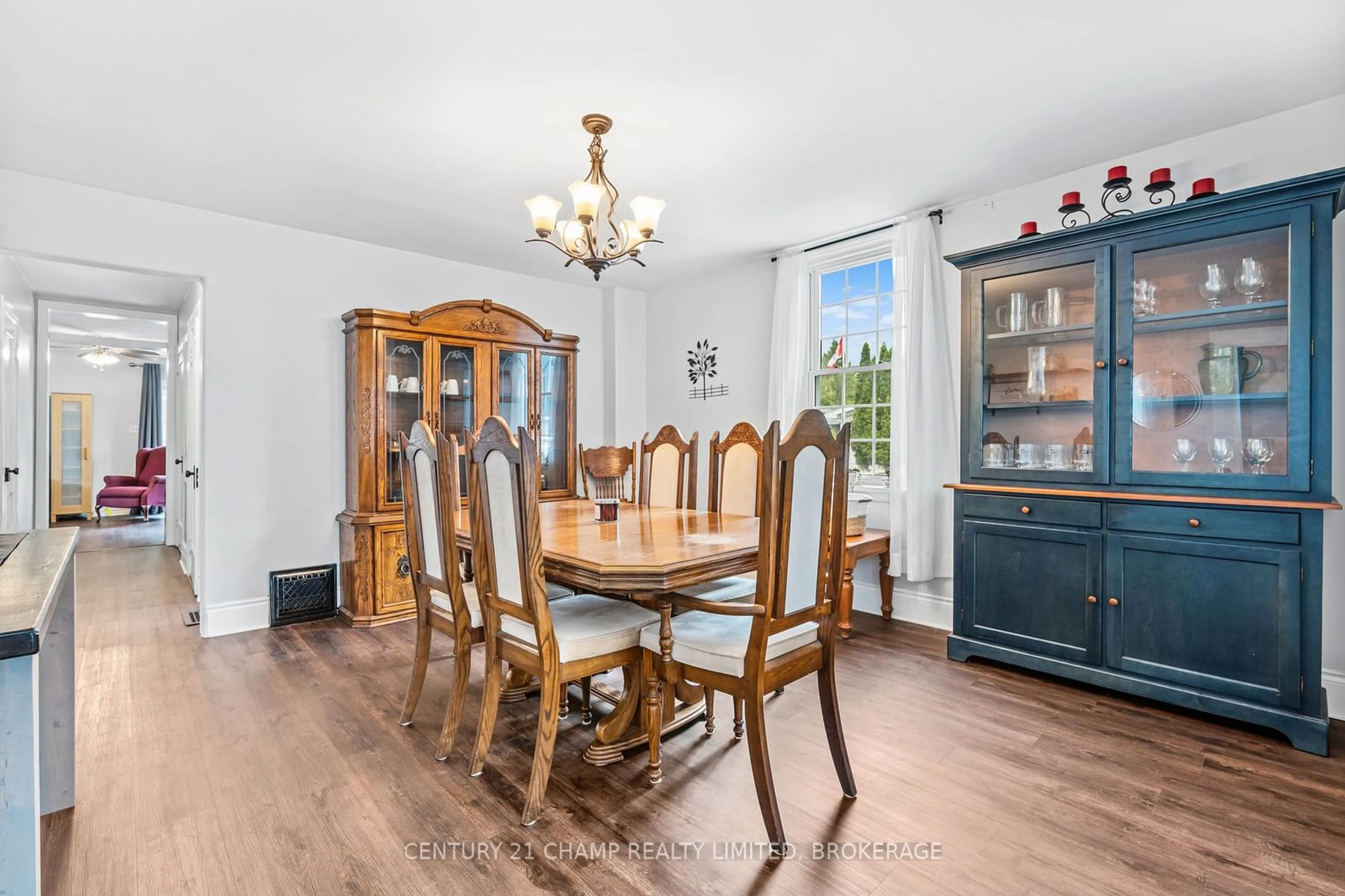 Dining room, wood/laminate floor for 6817 38, South Frontenac Ontario K0H 2W0